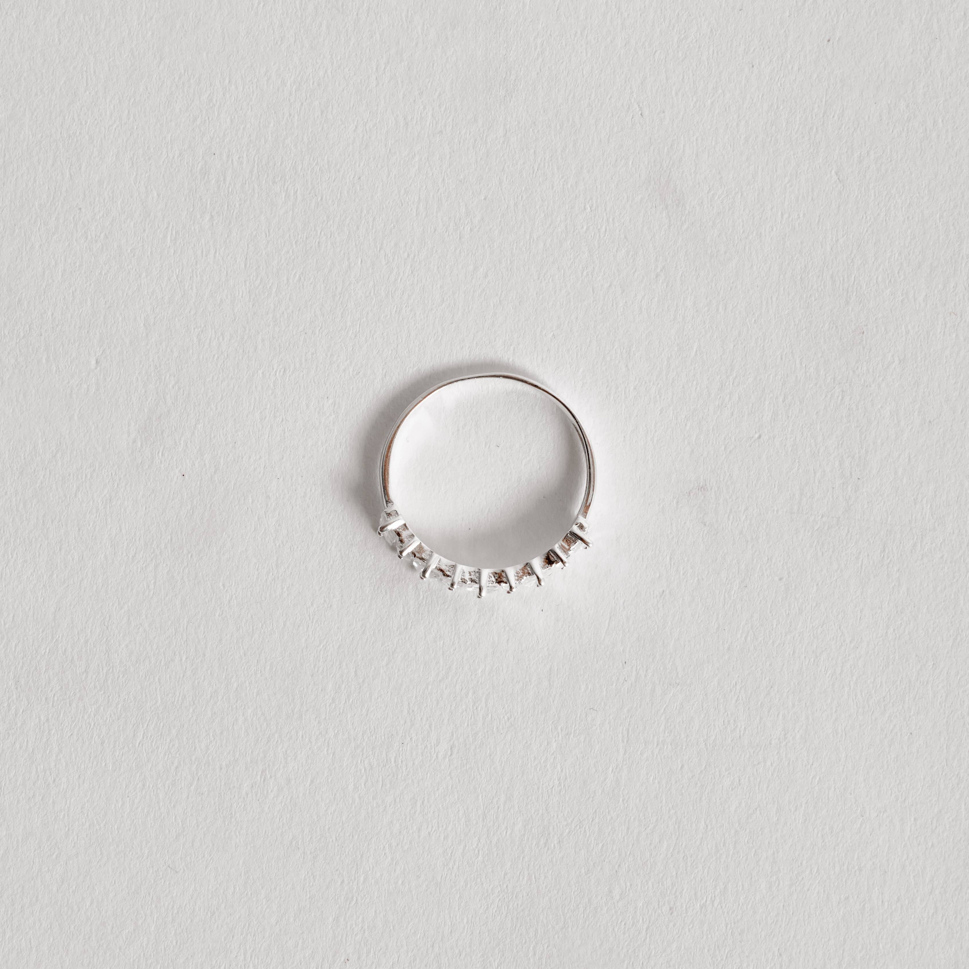 Imagem Secundária Anel meia aliança zircônias quadrada e retangular 