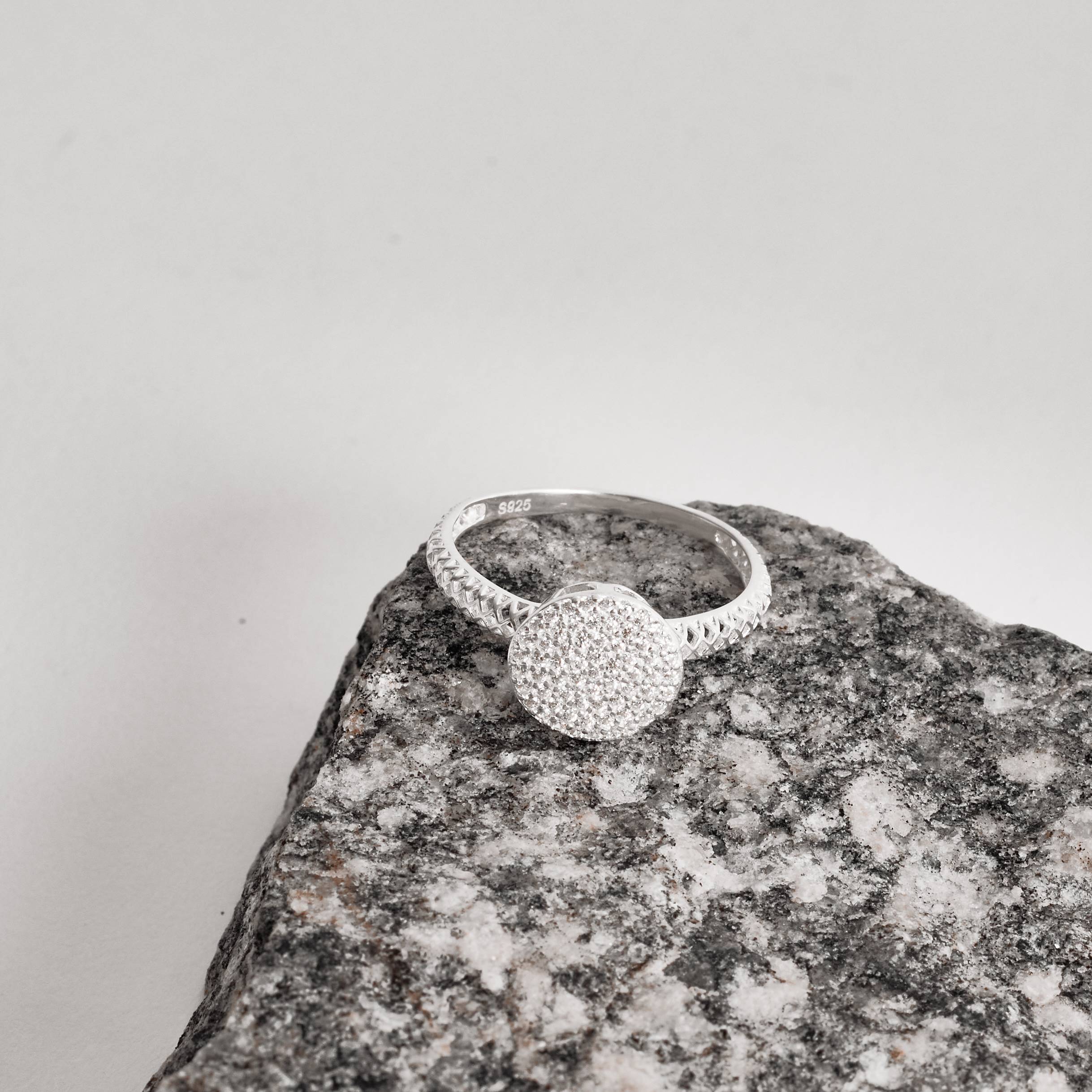 Imagem Anel botão cravejado caixa alta com vazado na lateral