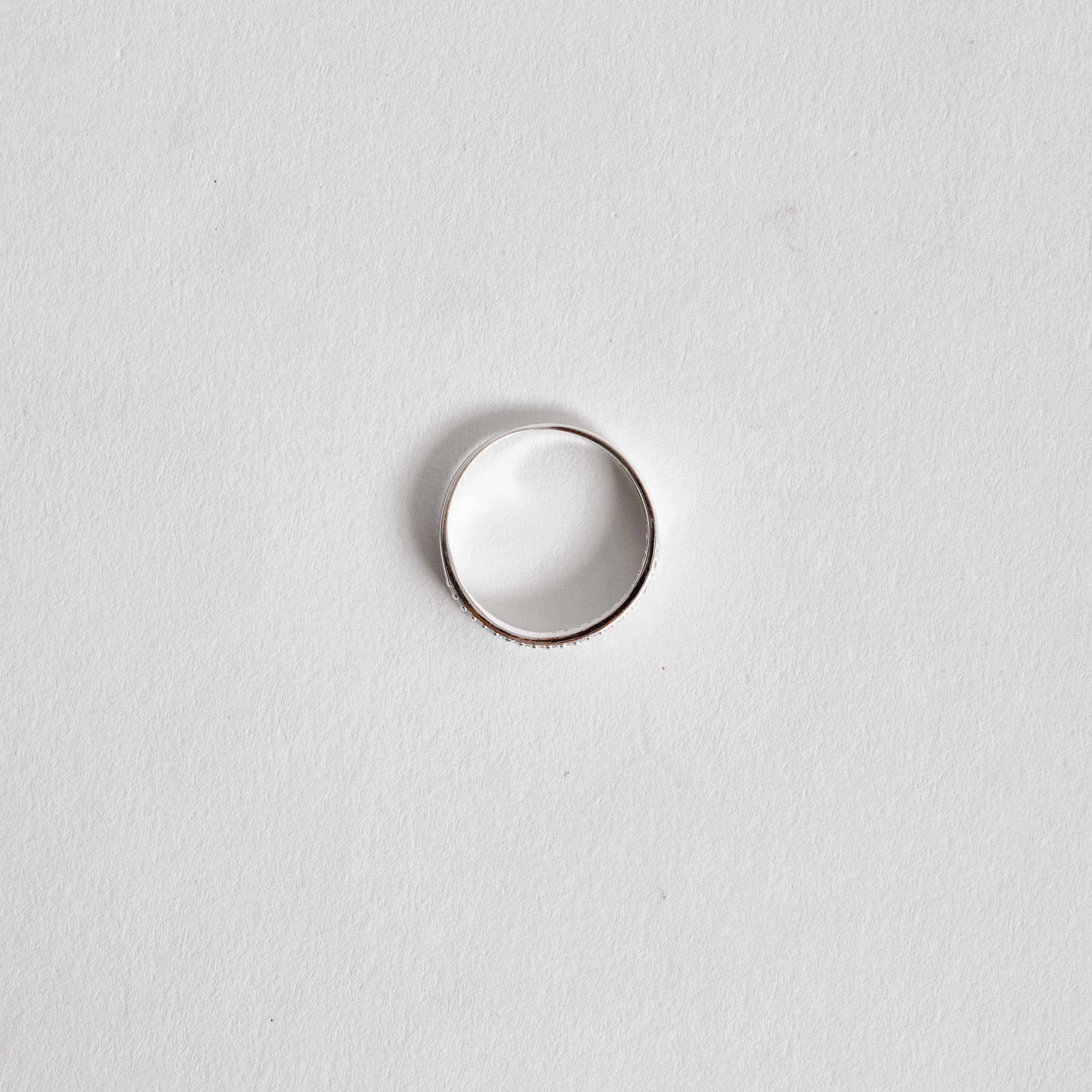 Imagem Secundária Anel meia aliança com triplo cravejado