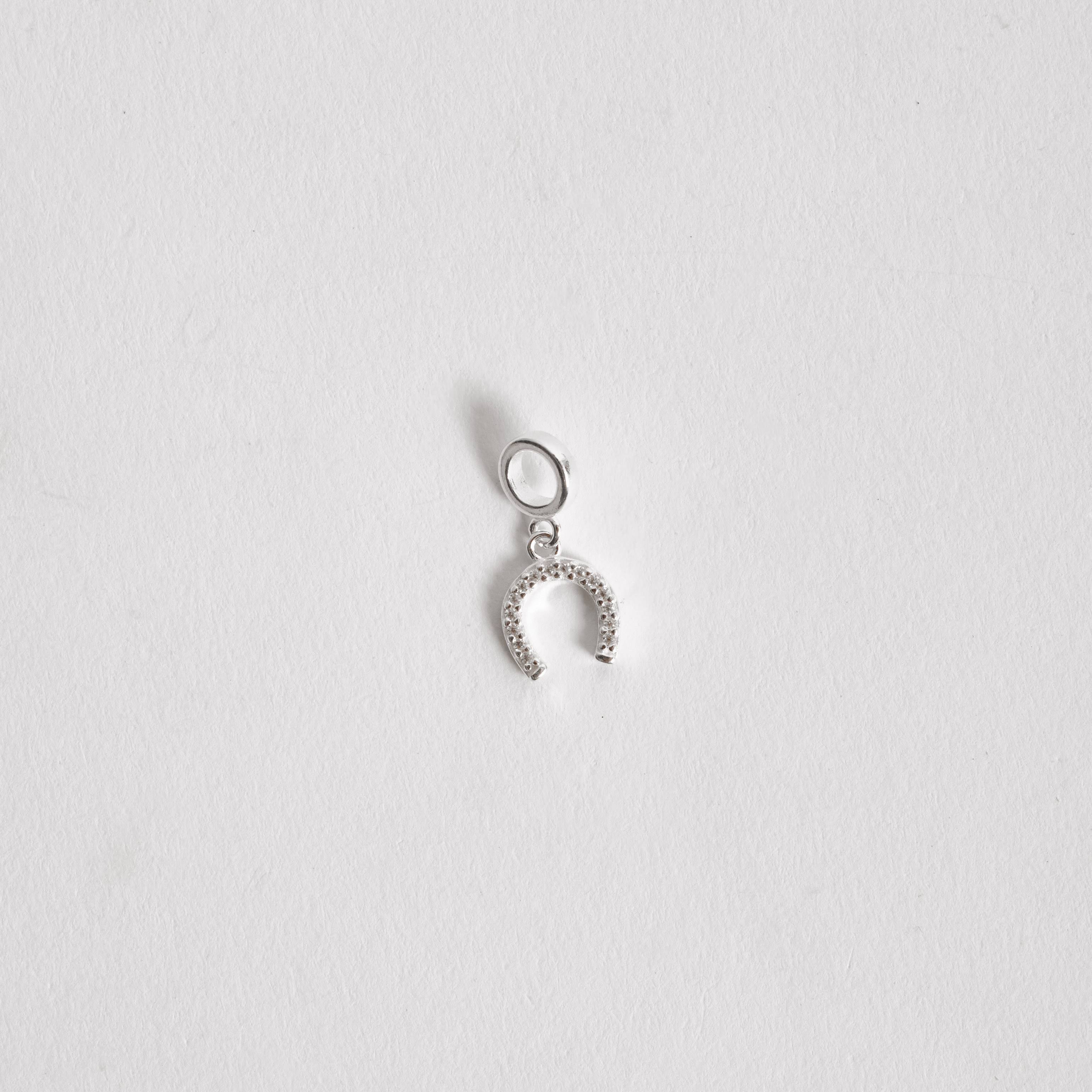 Berloque pingente ferradura cravejada 9mm