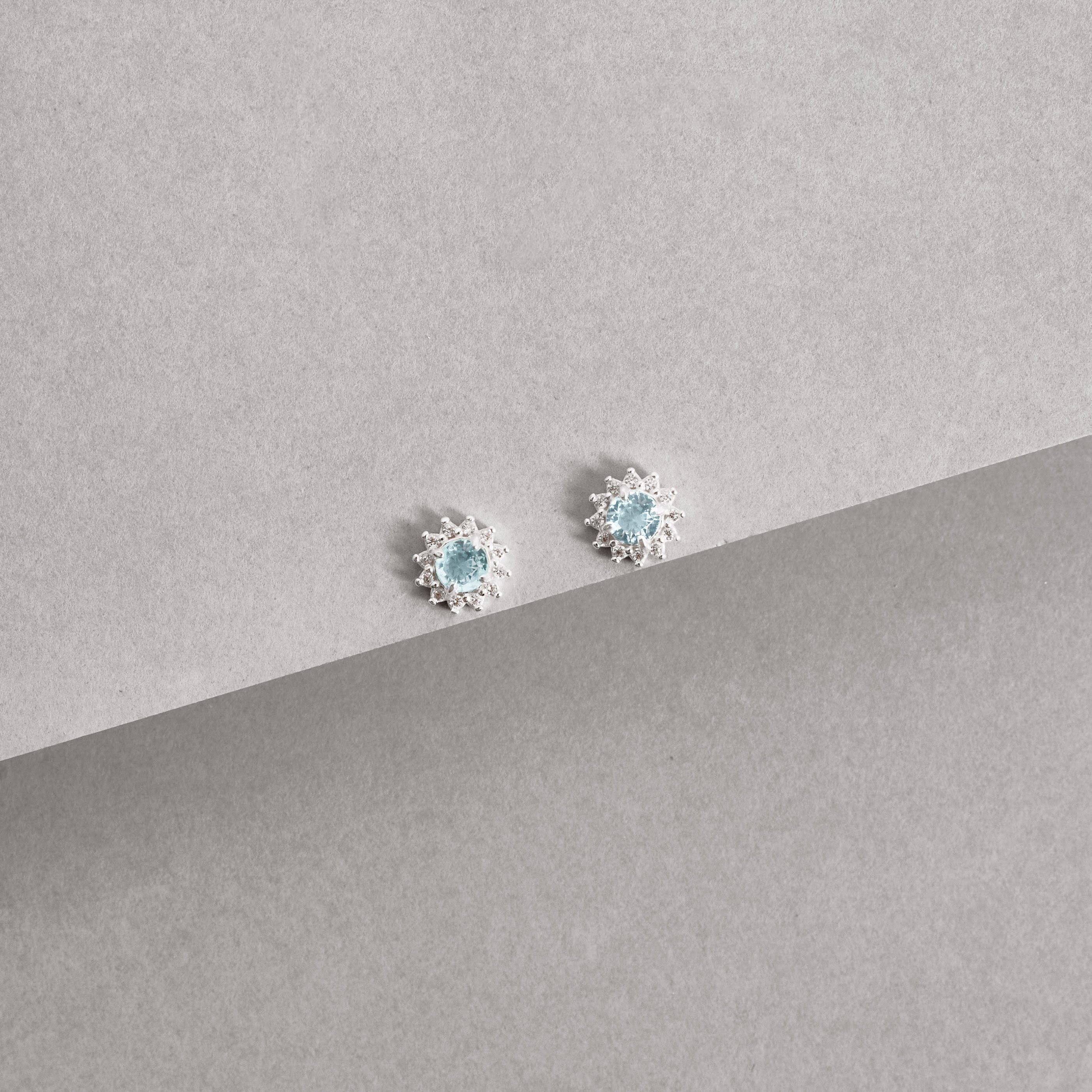 Imagem Brinco zircônia redonda azul claro com cravejado 7mm