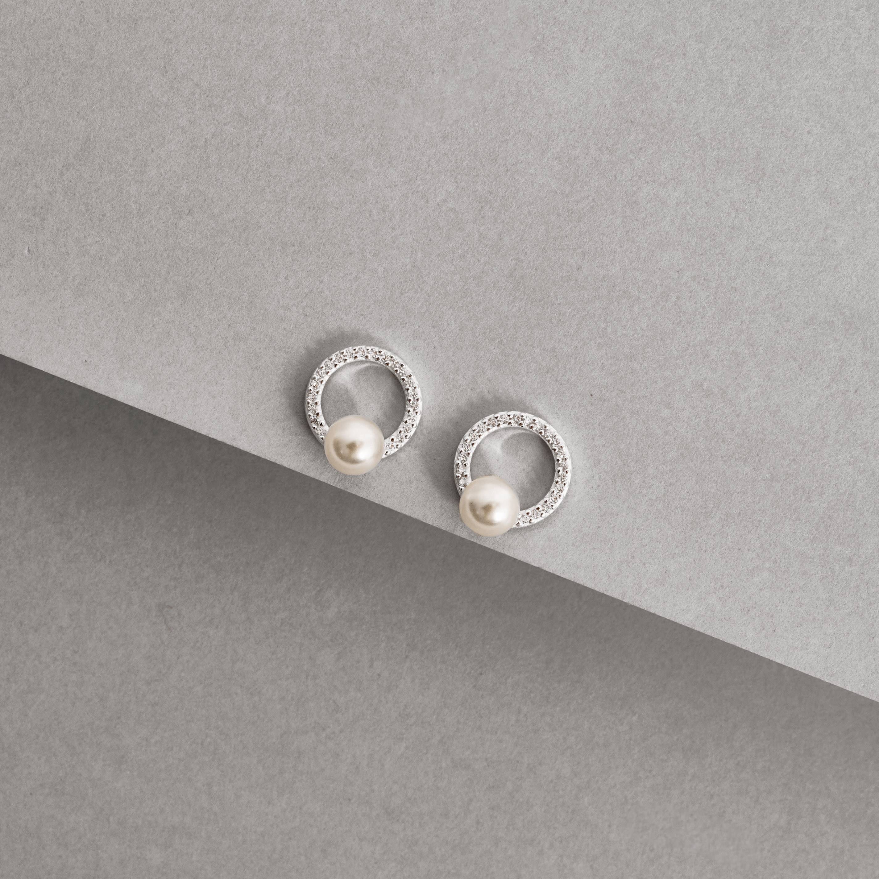 Imagem Brinco círculo vazado cravejado com pérola 13mm