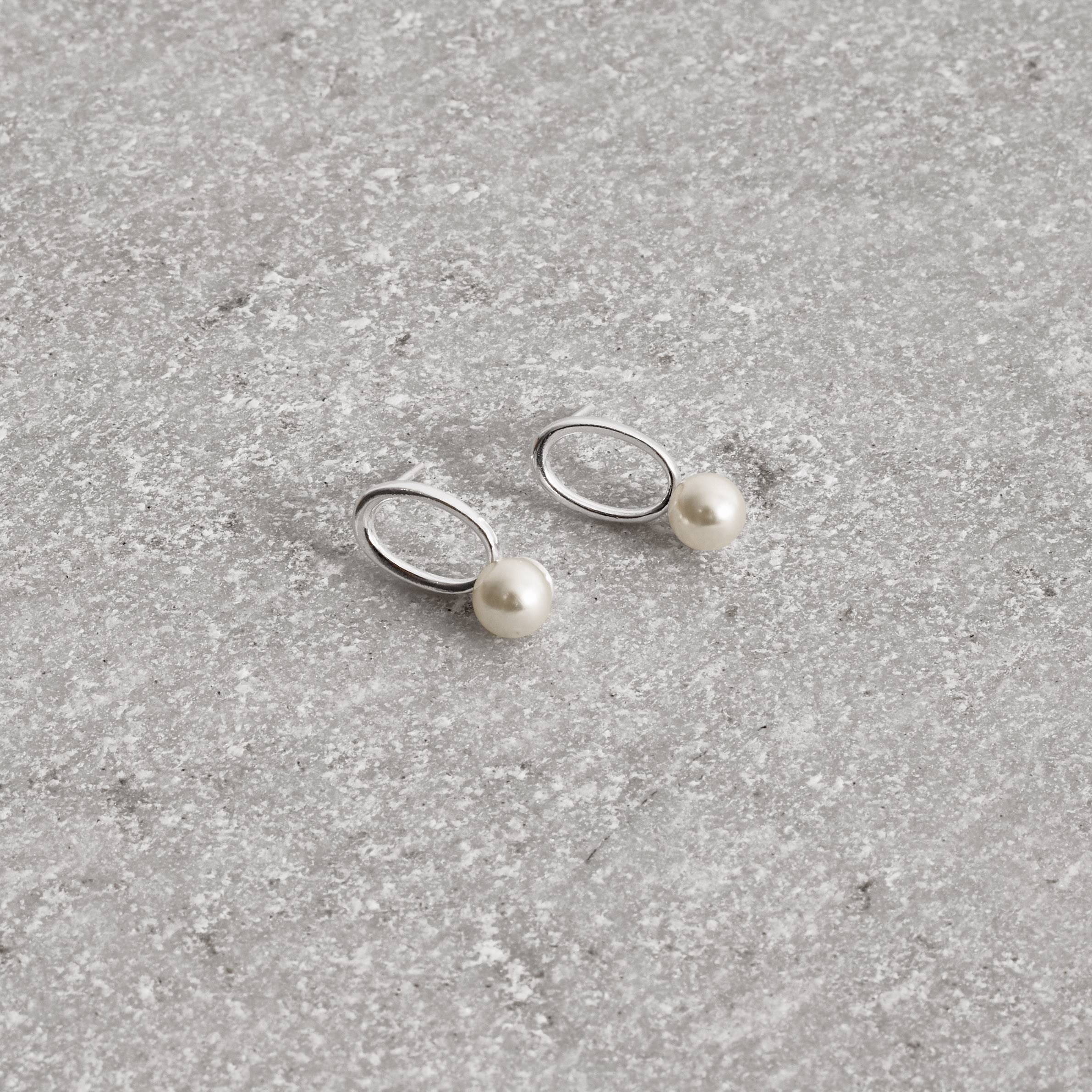 Imagem Secundária Brinco oval vazado com pérola 17mm