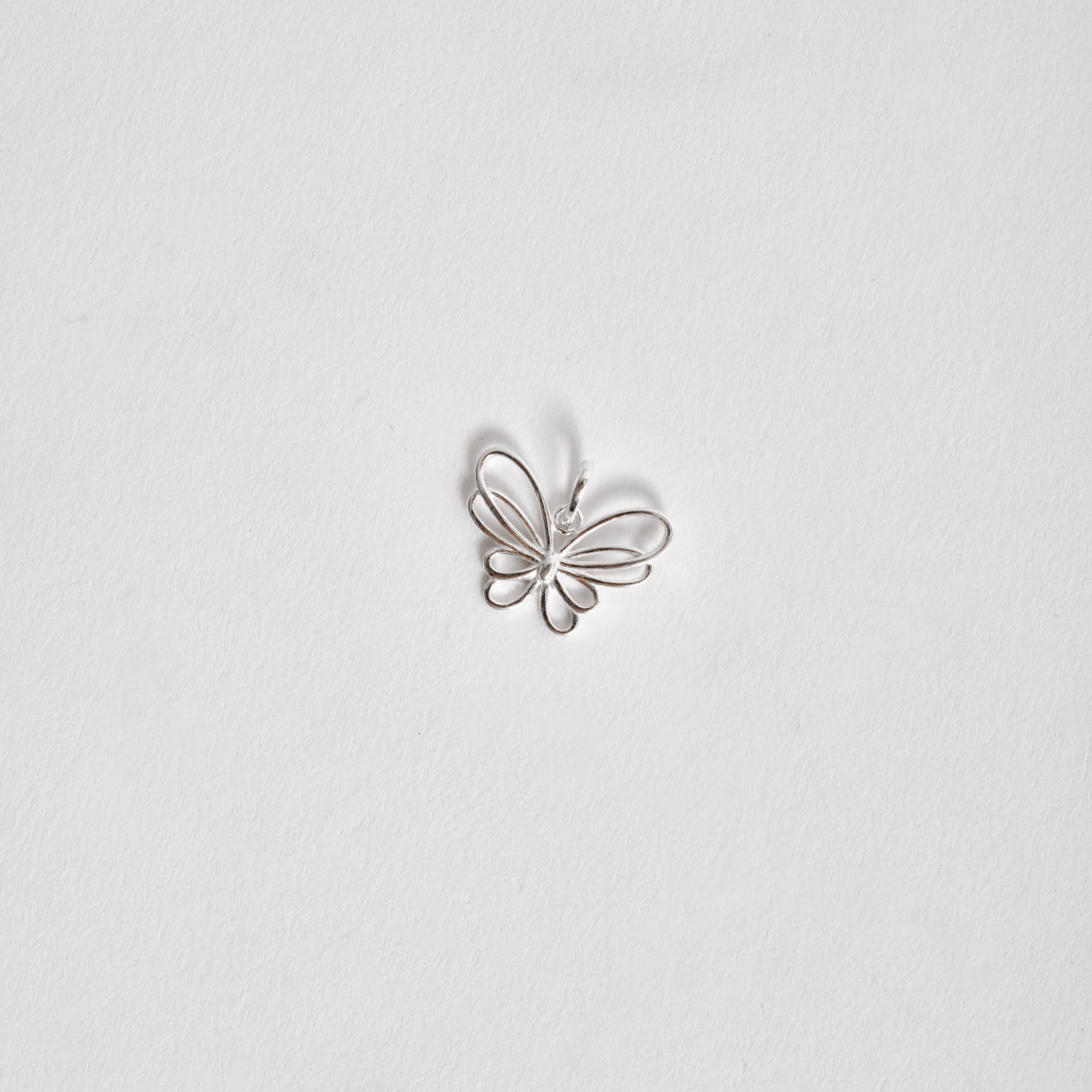 Pingente borboleta vazada 19mm