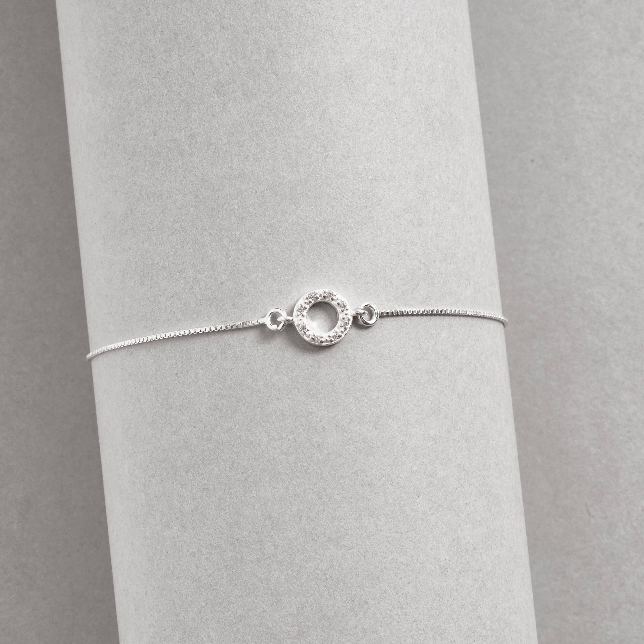 Pulseira entremeio círculo vazado cravejado 8mm v12 16cm com alongadora