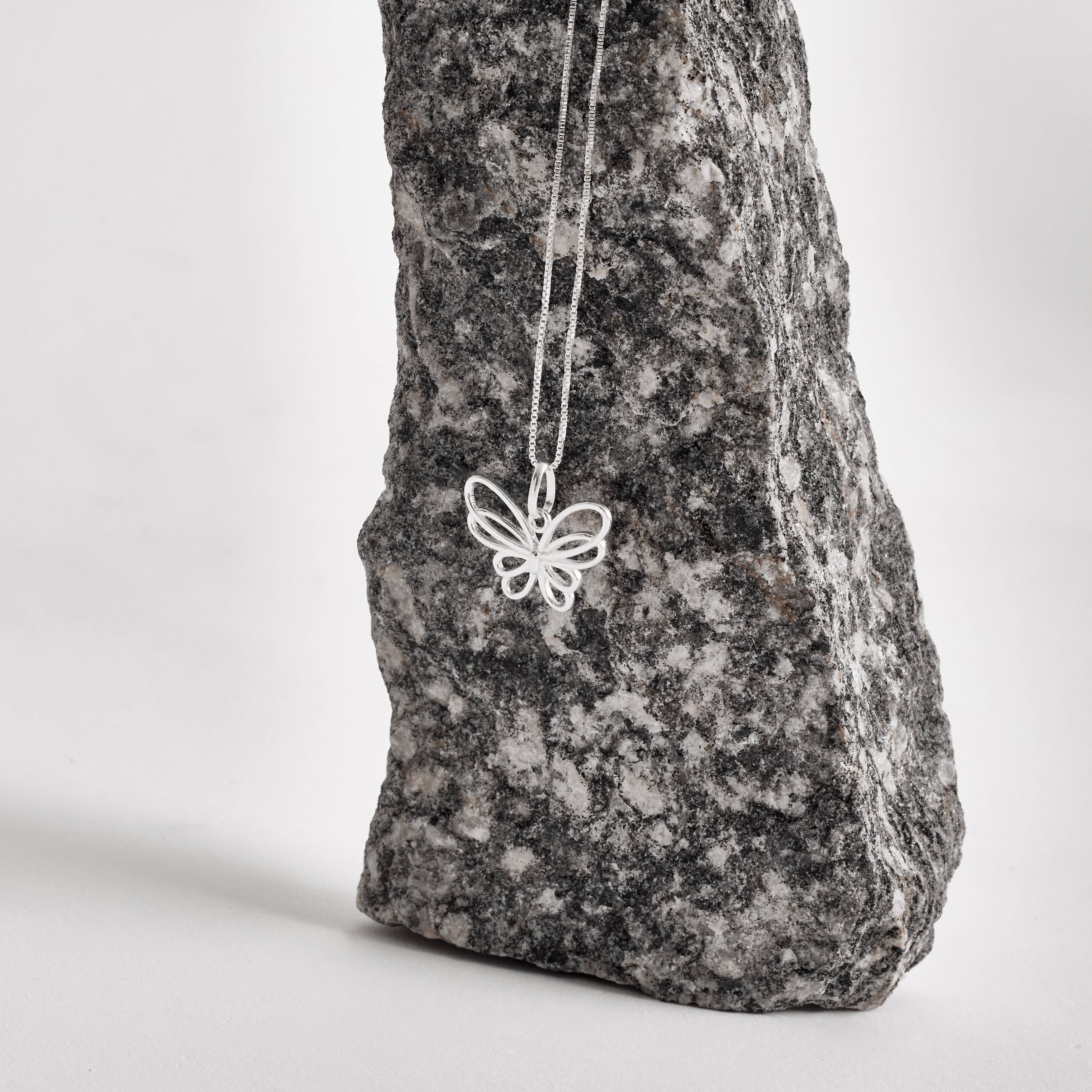 Imagem Secundária Colar pingente borboleta vazada 19mm 45cm