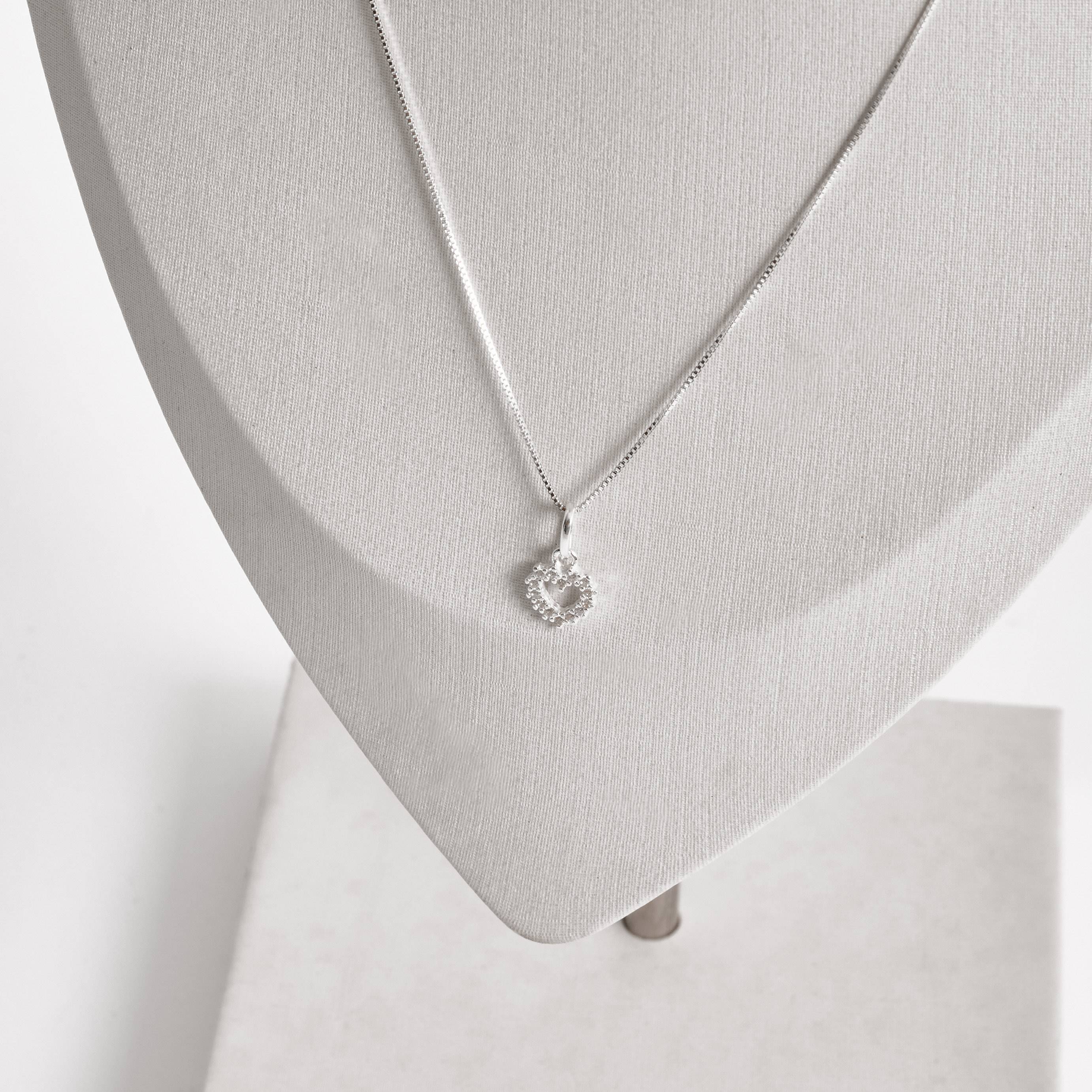 Imagem Colar pingente coração vazado todo cravejado 8mm 40cm