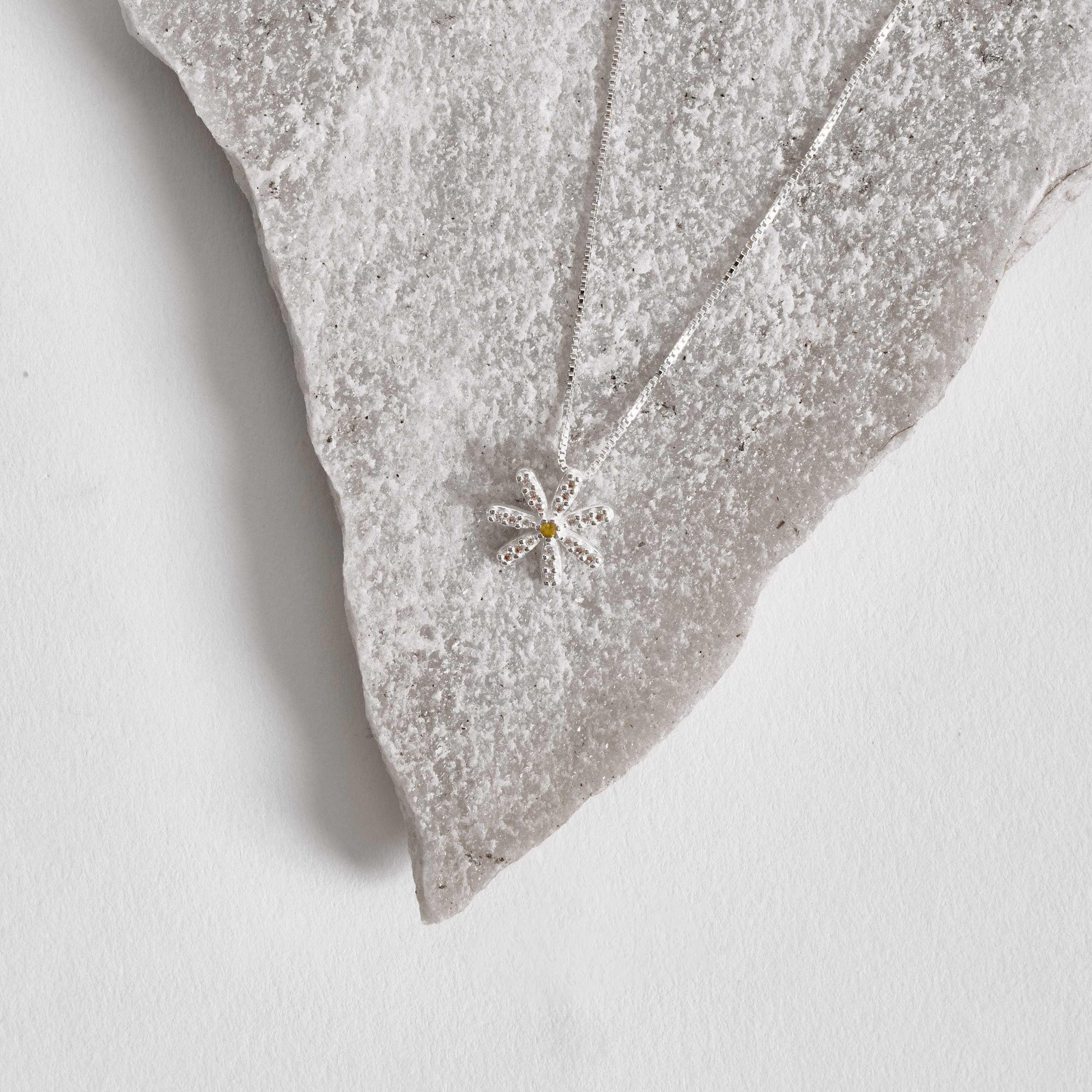 Imagem Secundária Colar margarida cravejada 11mm 45cm