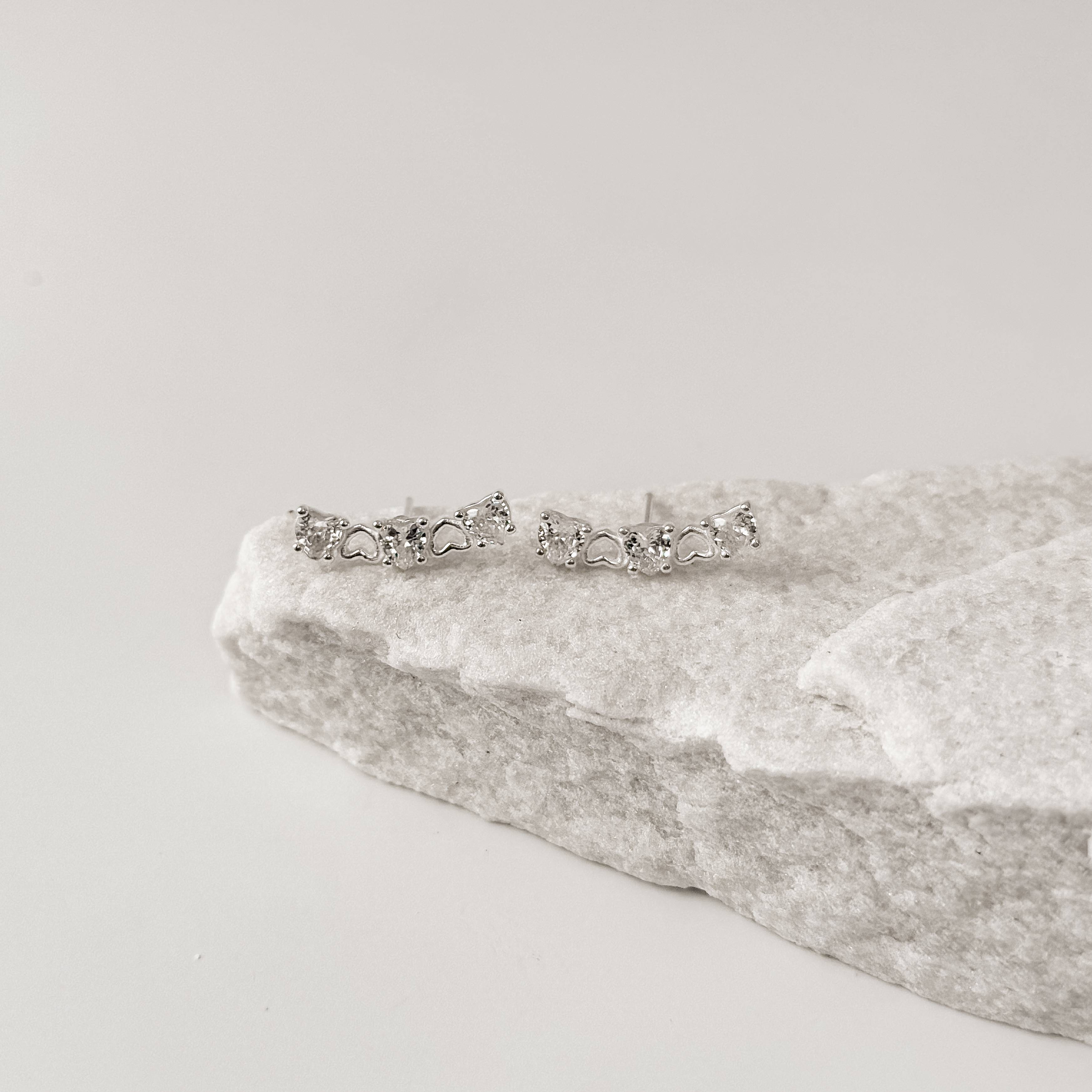 Imagem Brinco ear cuff corações vazados e zircônias coração tarraxa