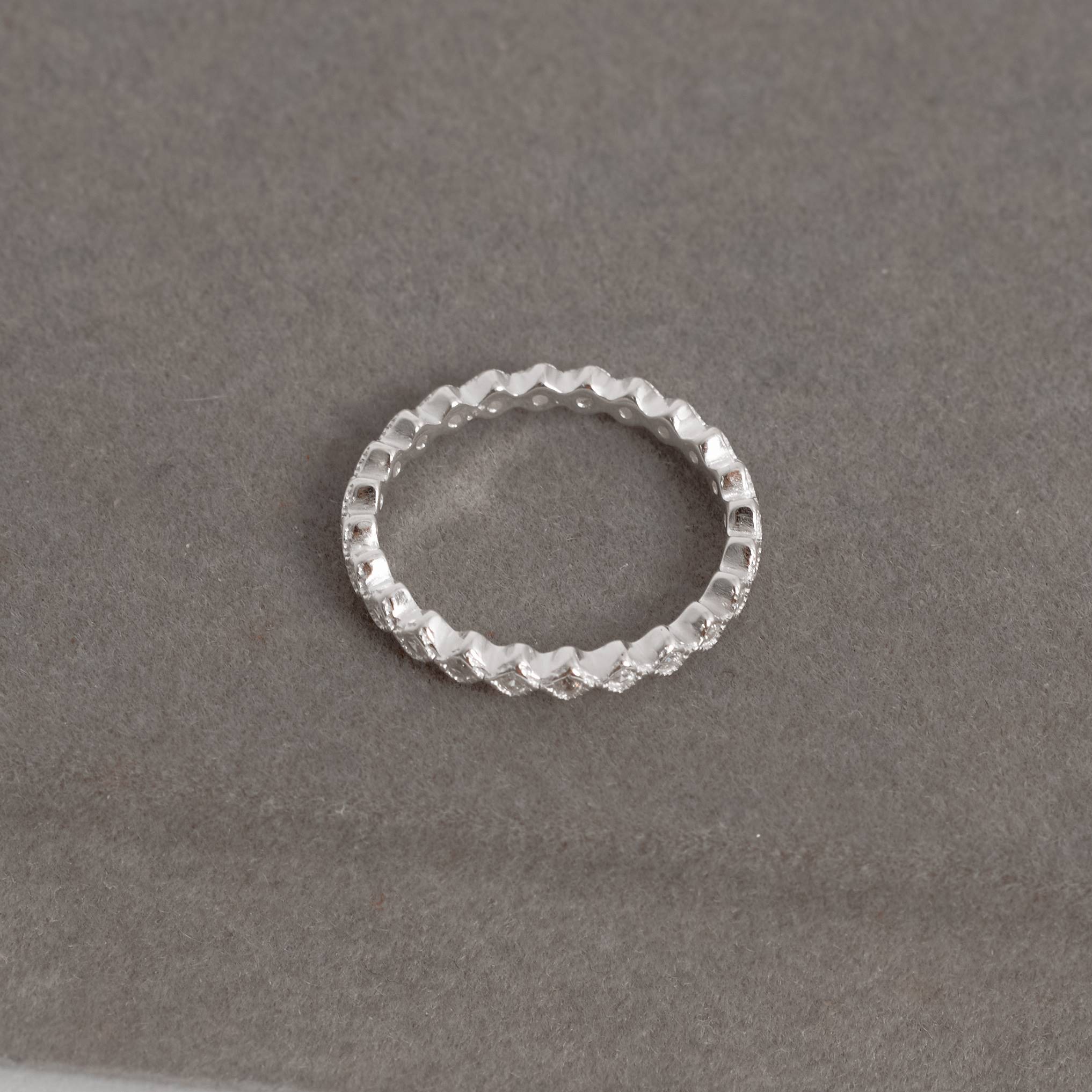 Imagem Secundária Anel losangos cravejados