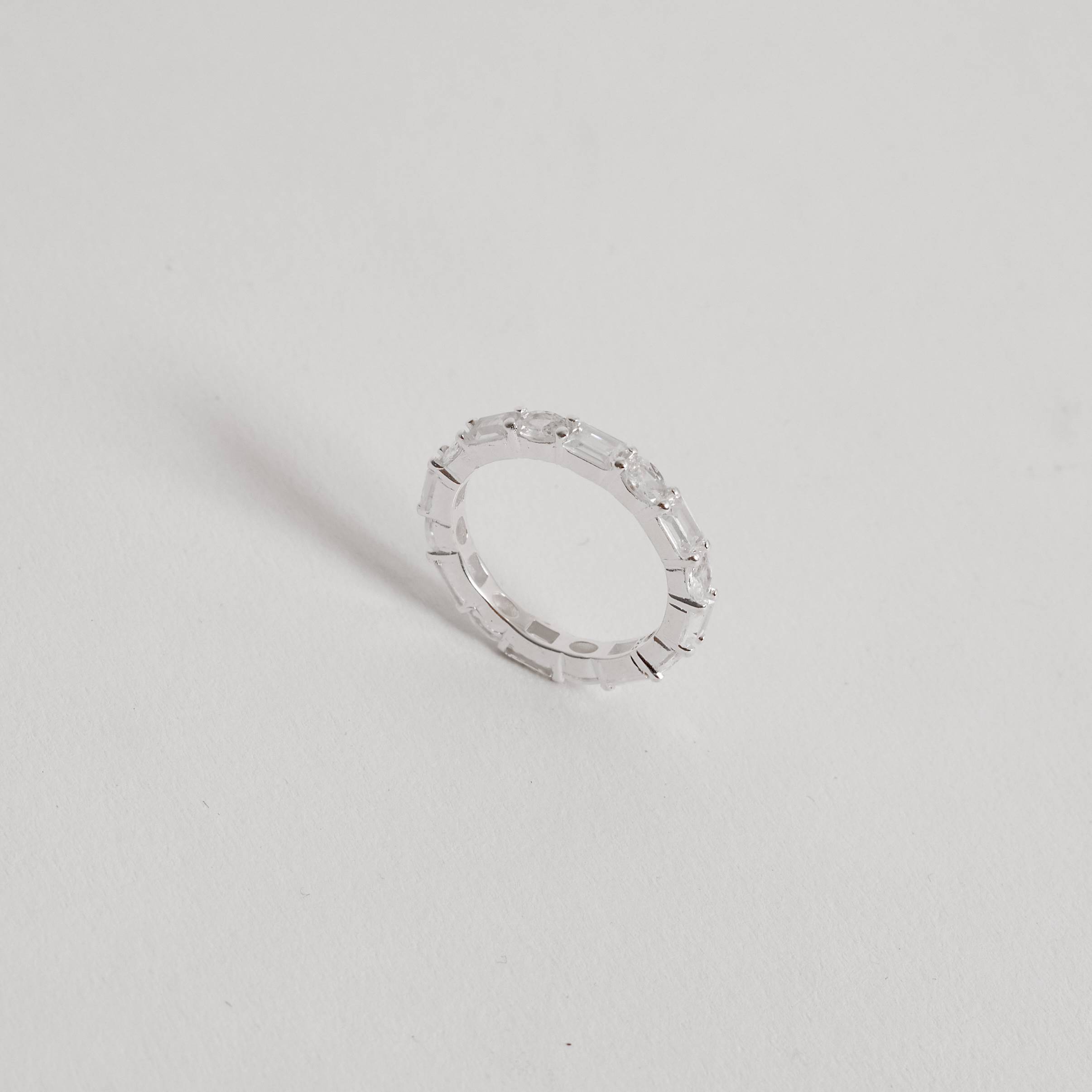 Imagem Anel cravejado com zircônias retangular e oval