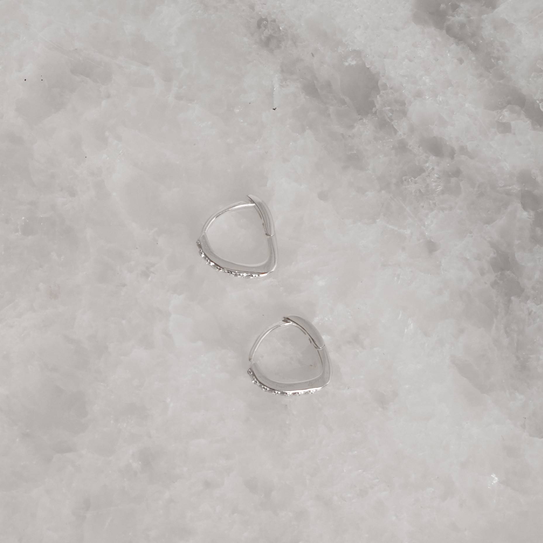 Imagem Secundária Argola click gota 12mm cravejada