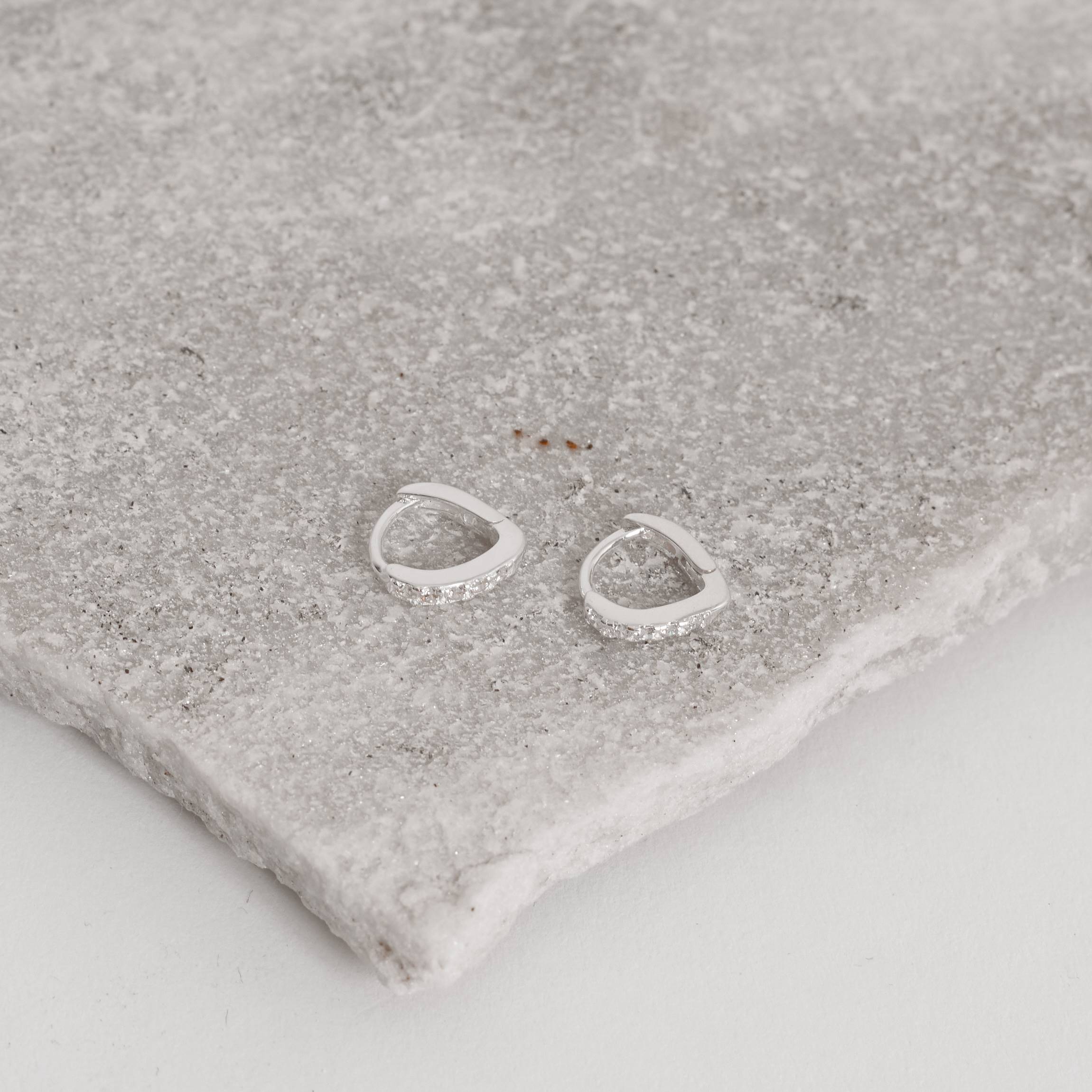 Imagem Argola click gota 10mm cravejada