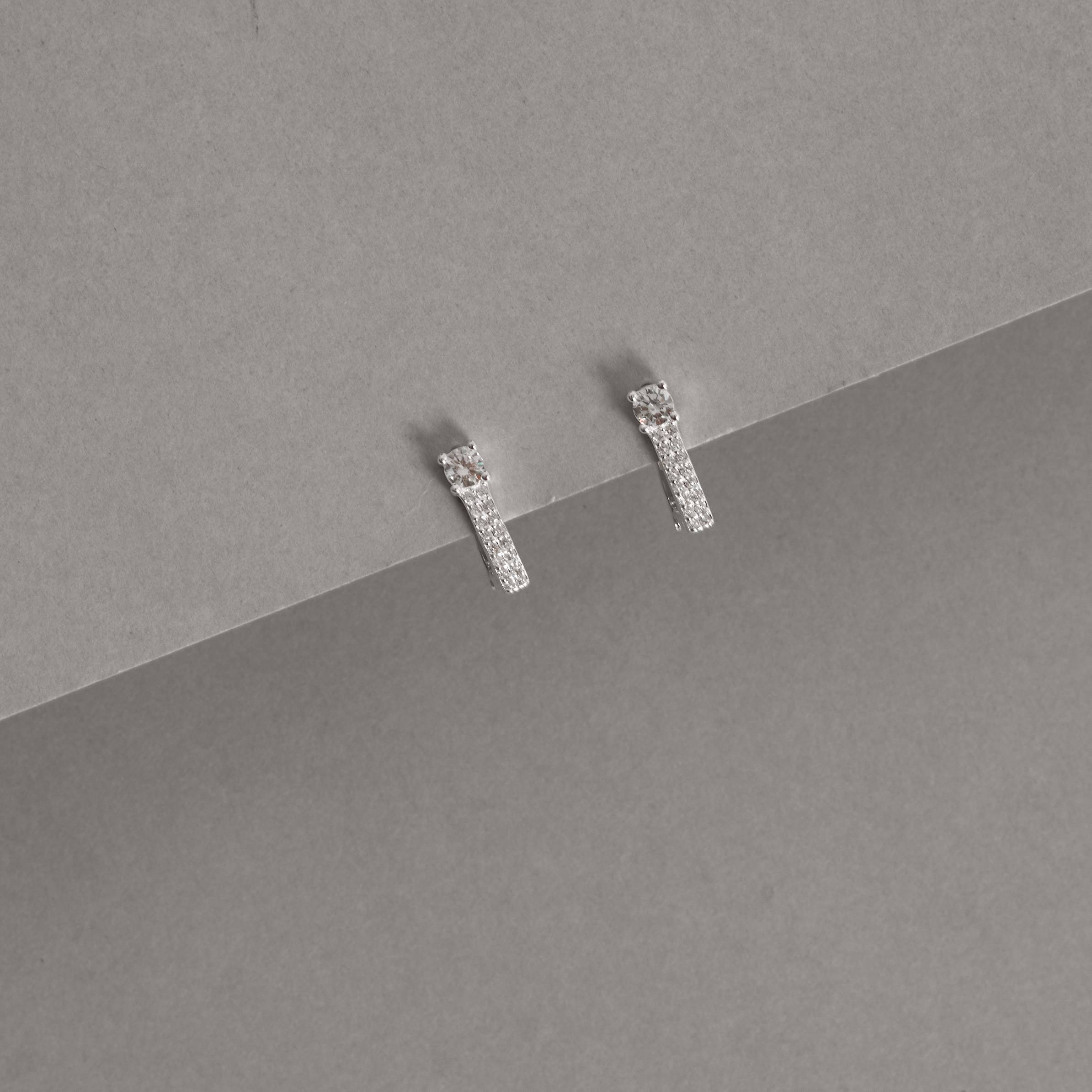 Imagem Argola click oval cravejada 11mm detalhe zircônia redonda