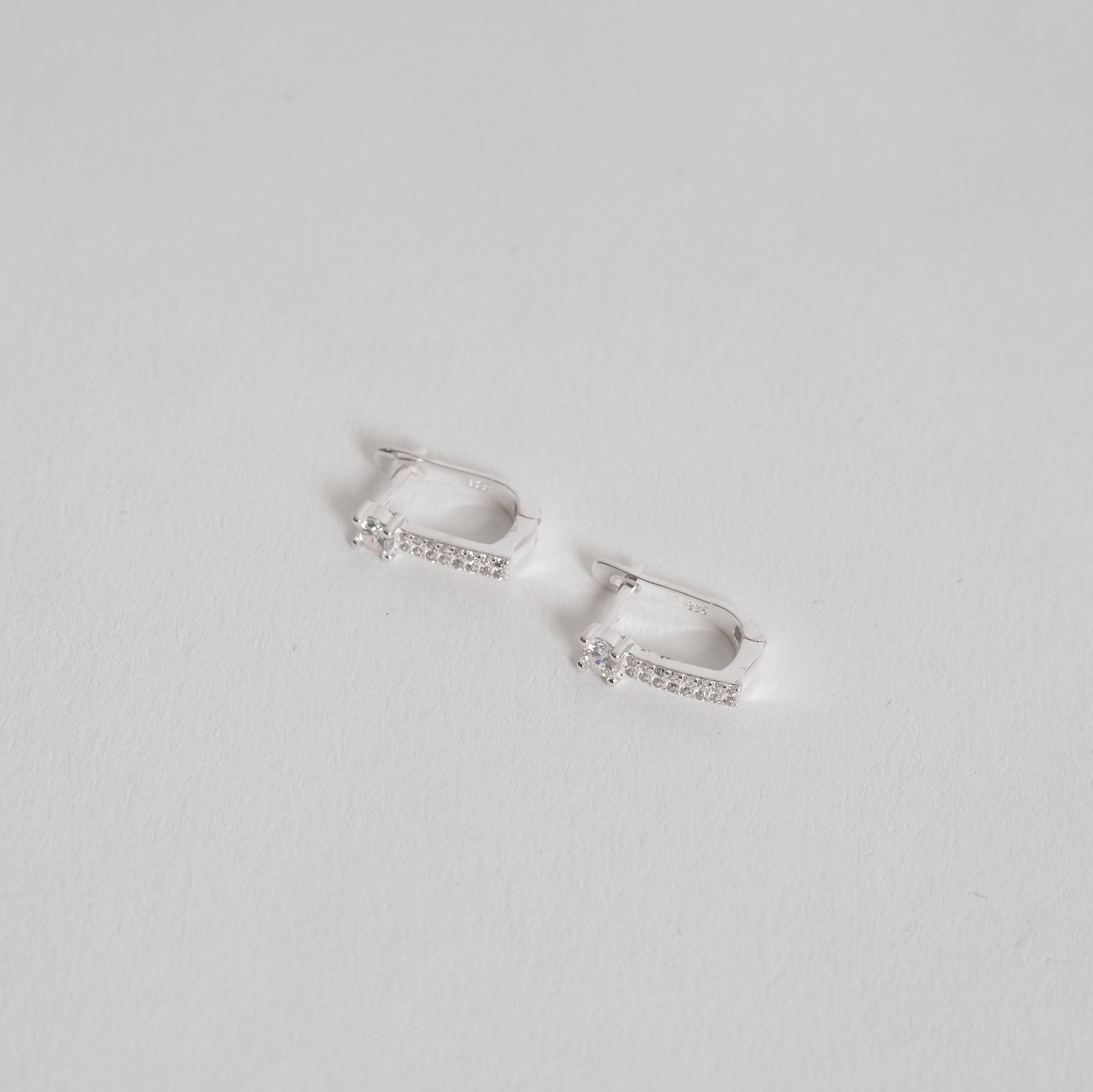 Imagem Secundária Argola click oval cravejada 11mm detalhe zircônia redonda