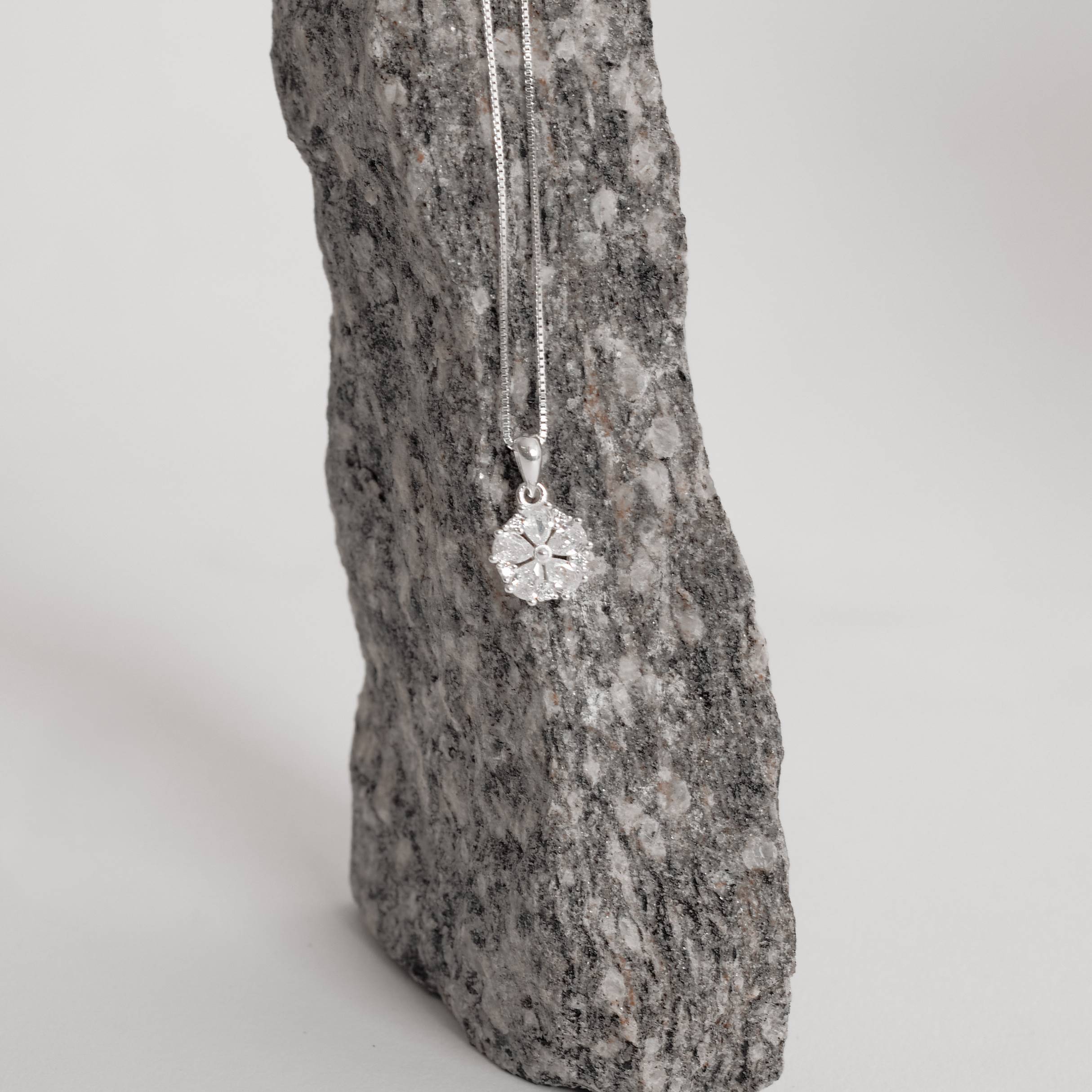 Imagem Colar pingente flor cravejada 10mm 45cm