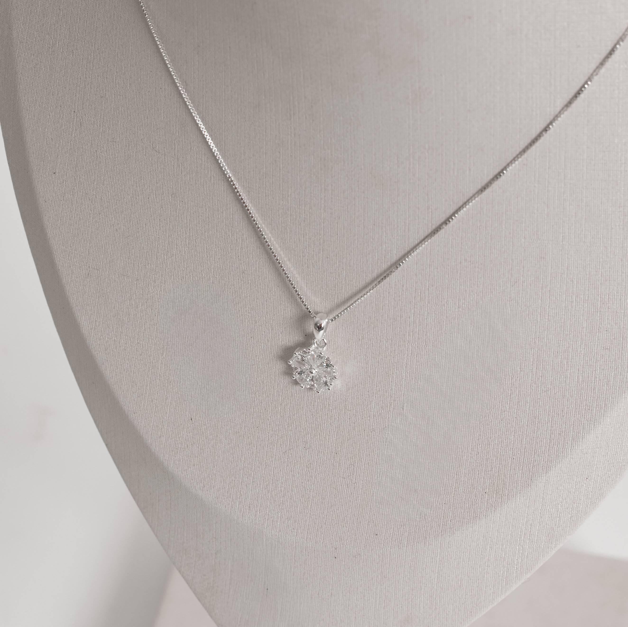 Imagem Secundária Colar pingente flor cravejada 10mm 45cm