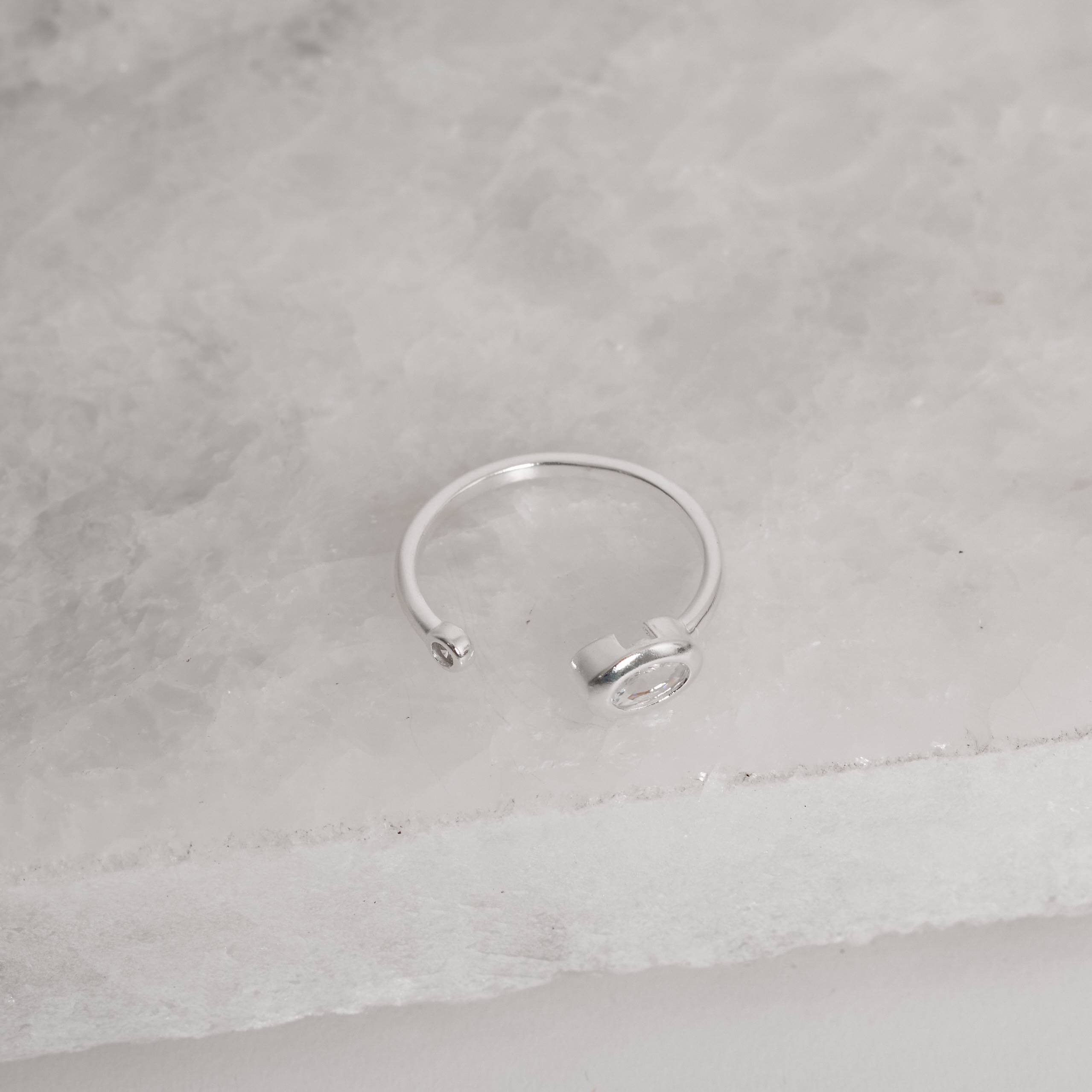 Imagem Secundária Anel zircônias oval e redonda regulável G