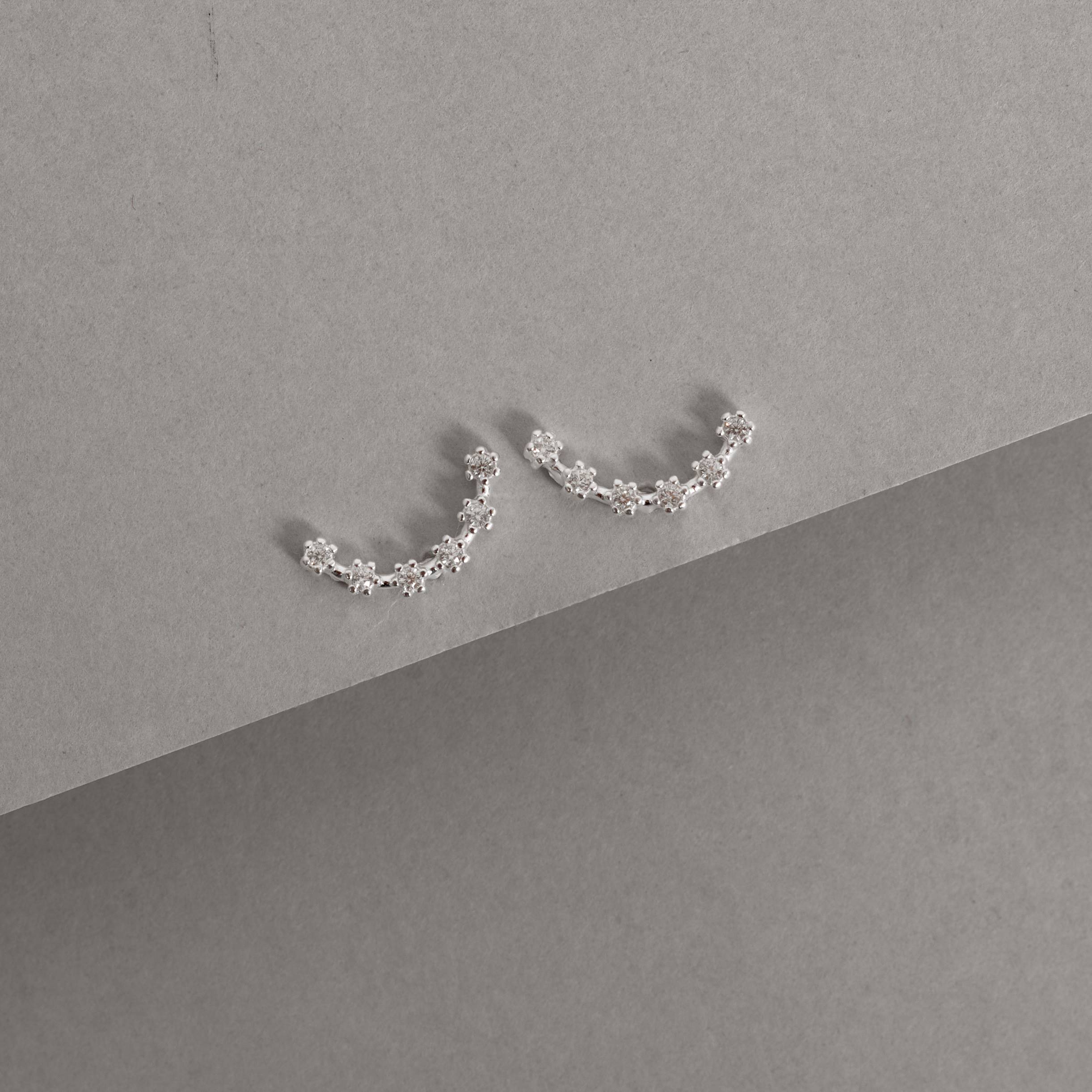 Imagem Brinco curva com zircônias 15mm