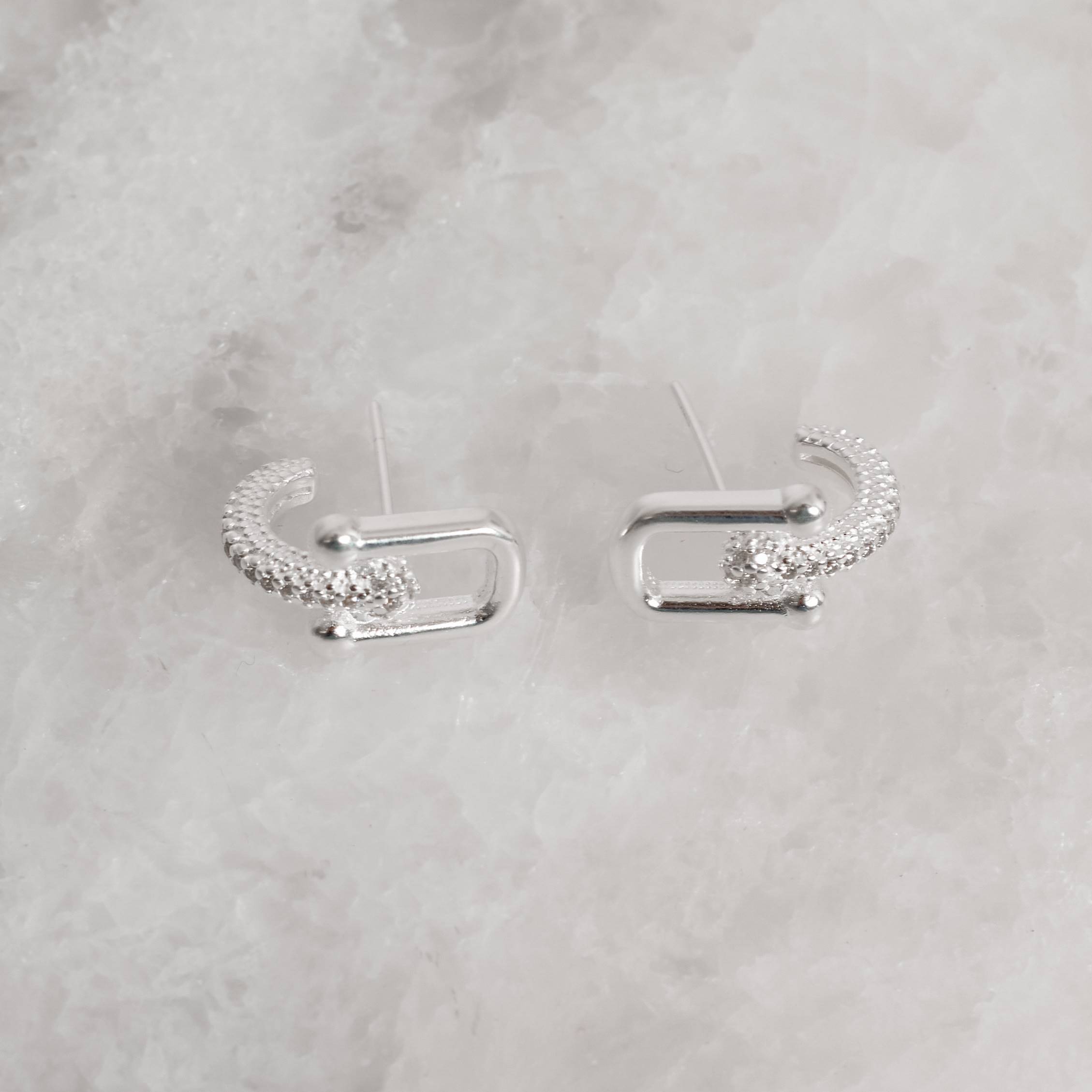 Imagem Secundária Brinco meia argola cravejada com elo 16mm tarraxa