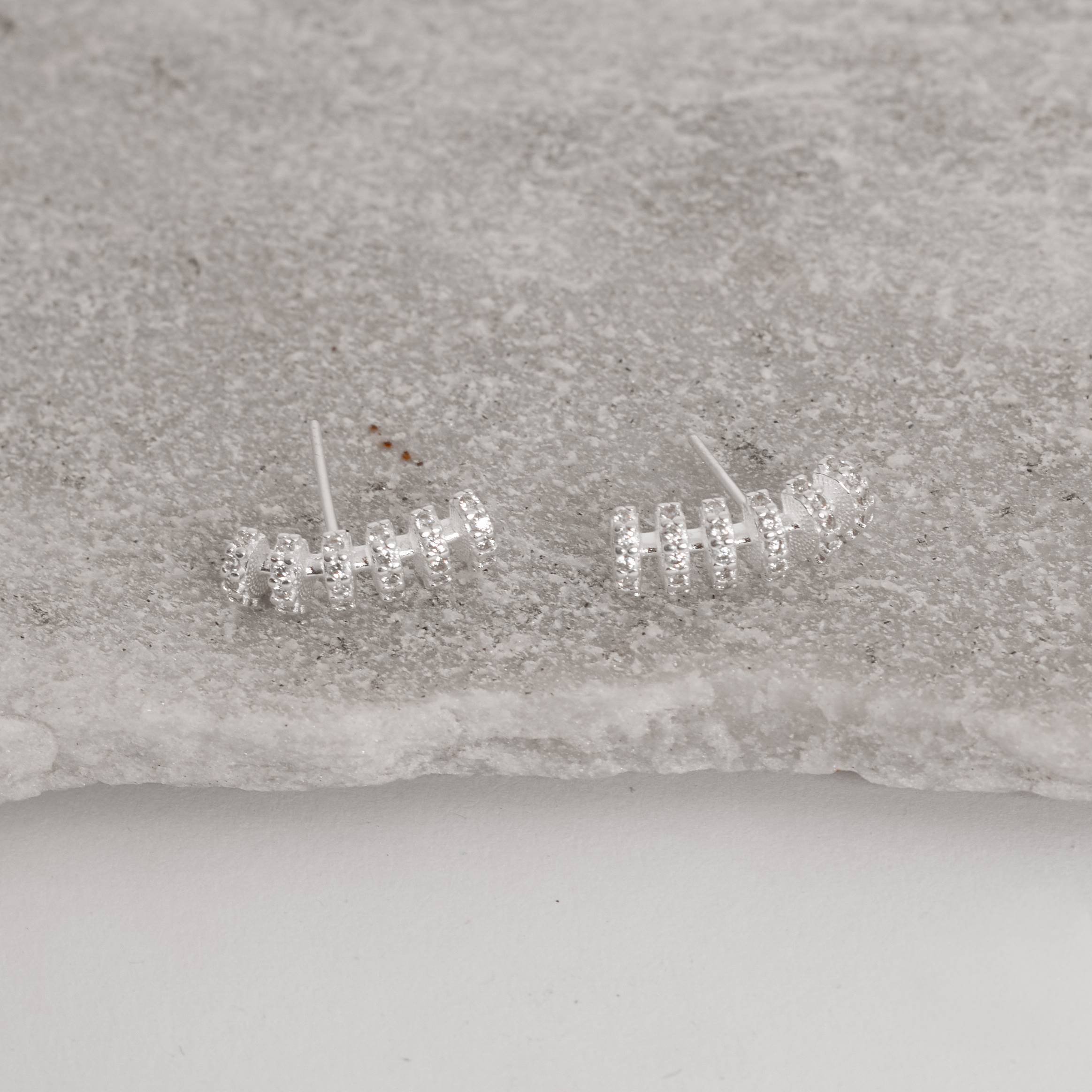 Imagem Brinco curva cravejada 18mm