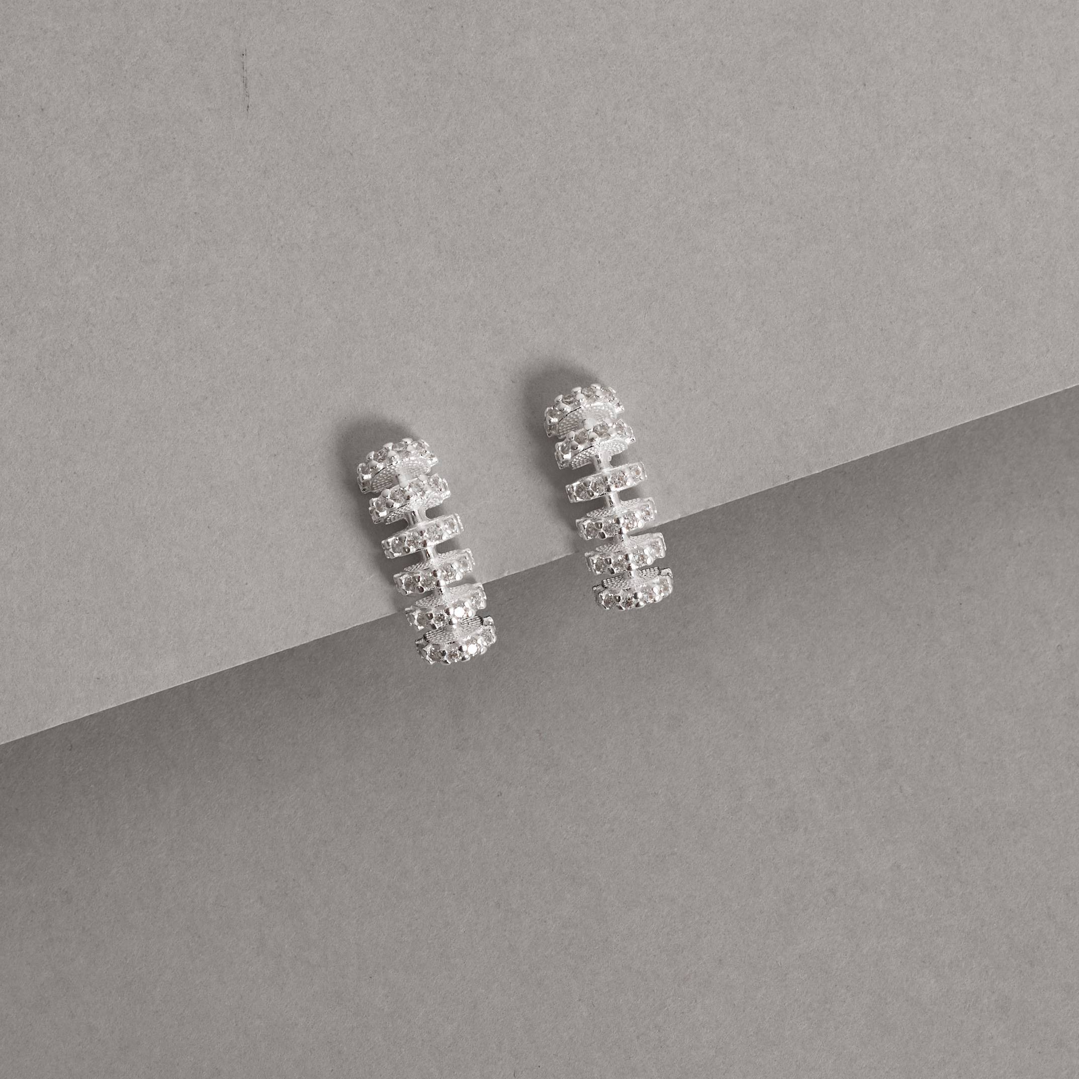 Imagem Secundária Brinco curva cravejada 18mm