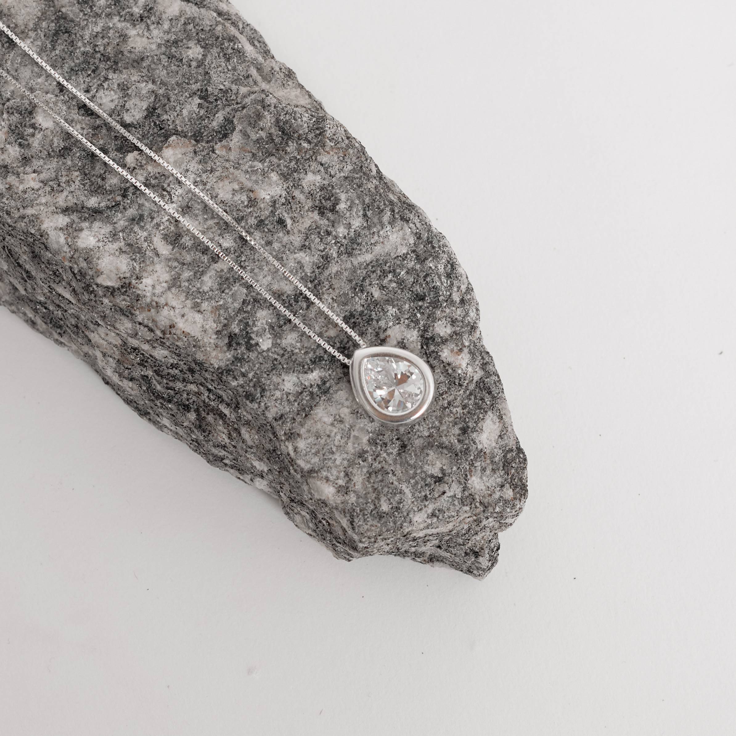 Imagem Colar zircônia gota embutida 12mm 45cm