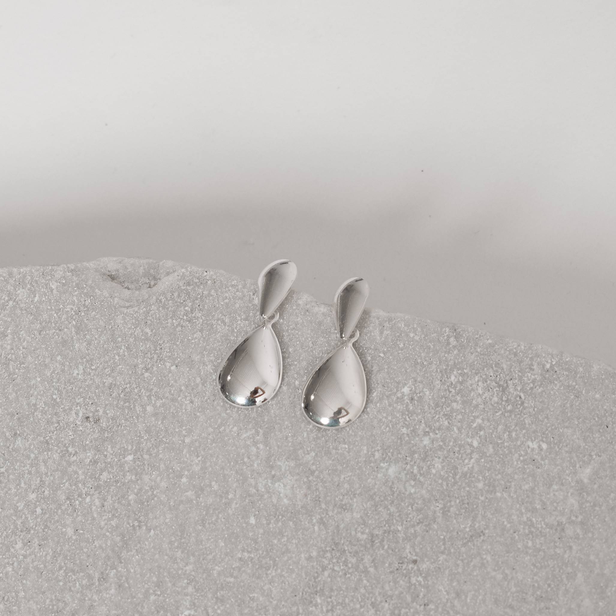 Brinco base gota com pingente 27mm