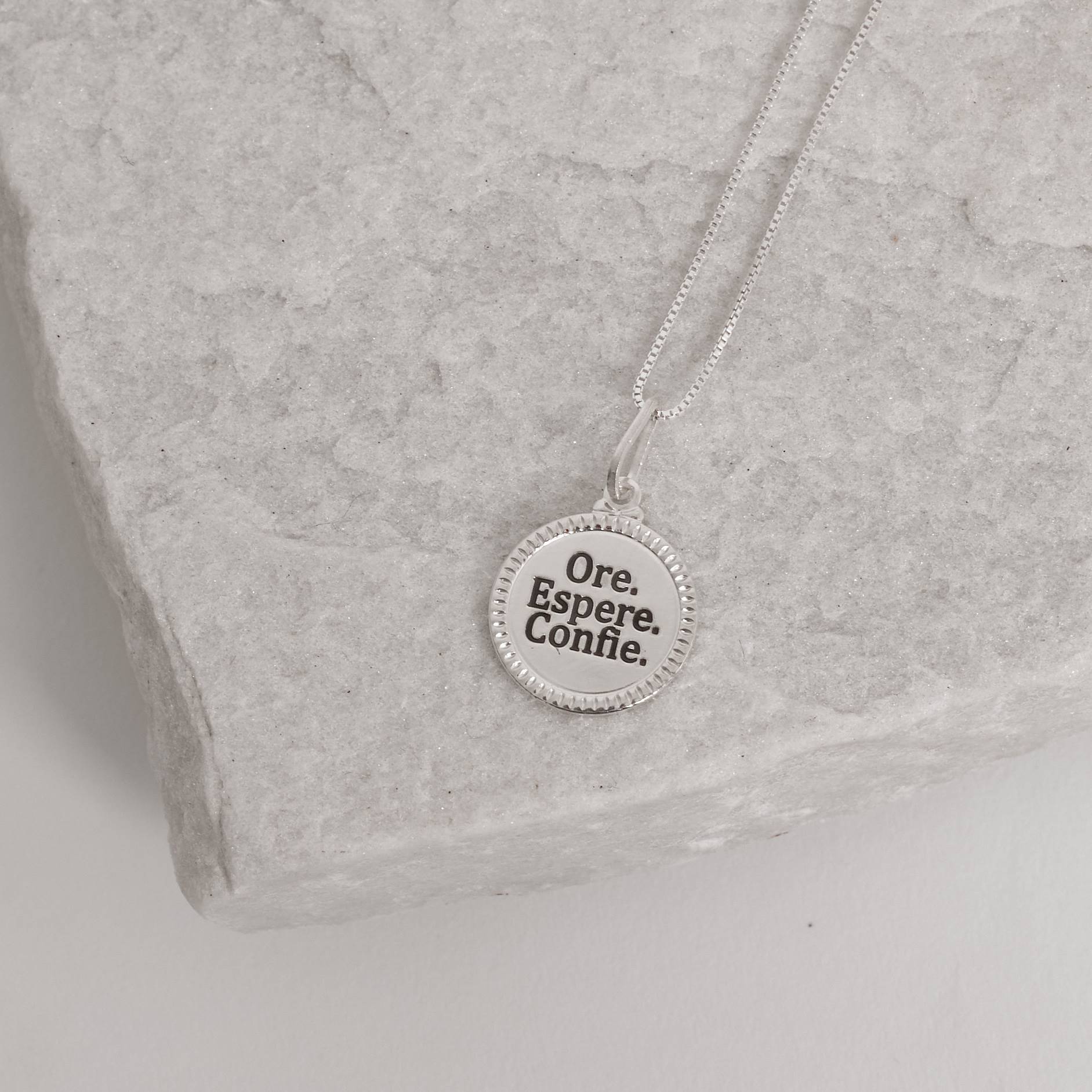 Colar pingente medalha ore, espere, confie resina 15mm 45cm