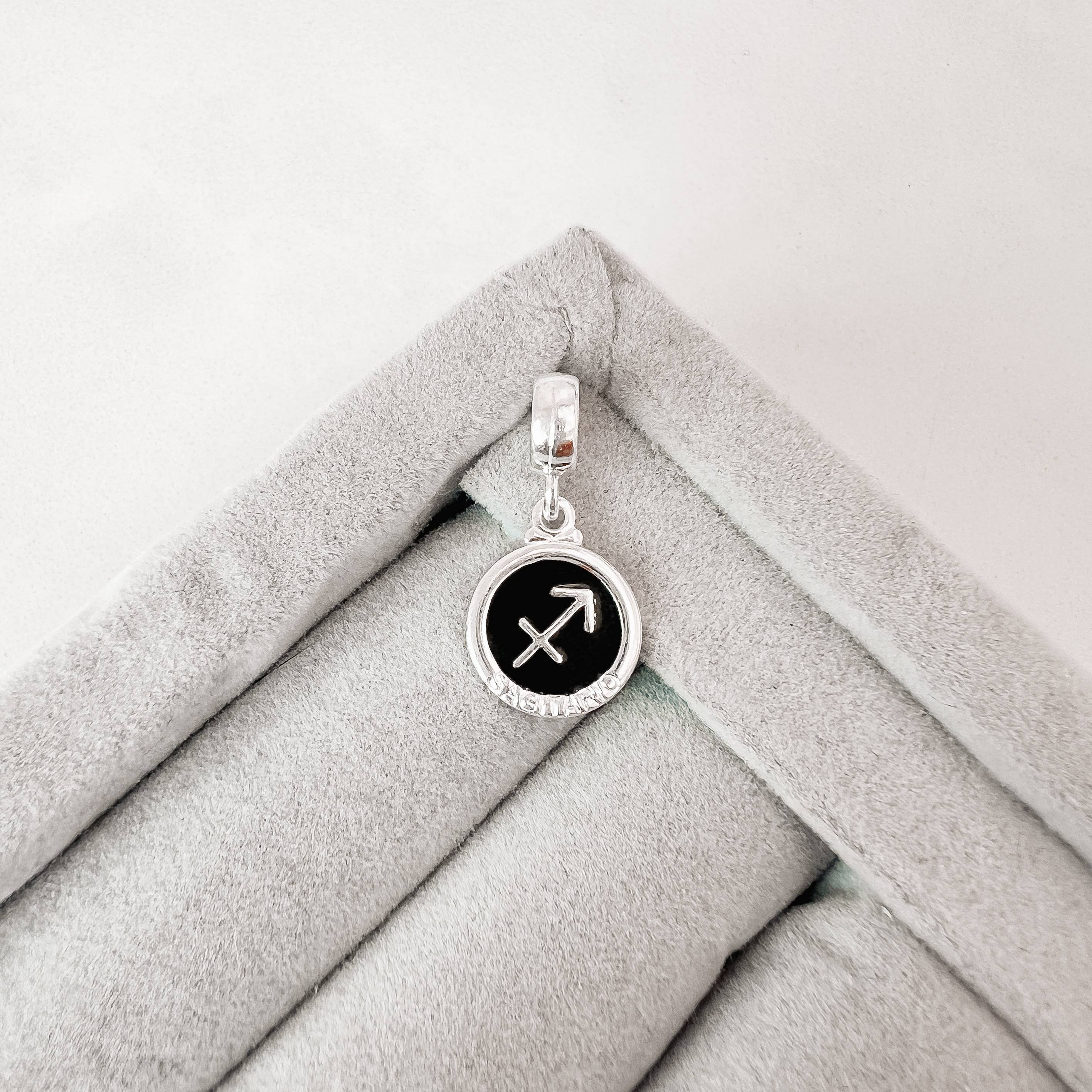 Berloque pingente medalha signo Sagitário resina 11mm