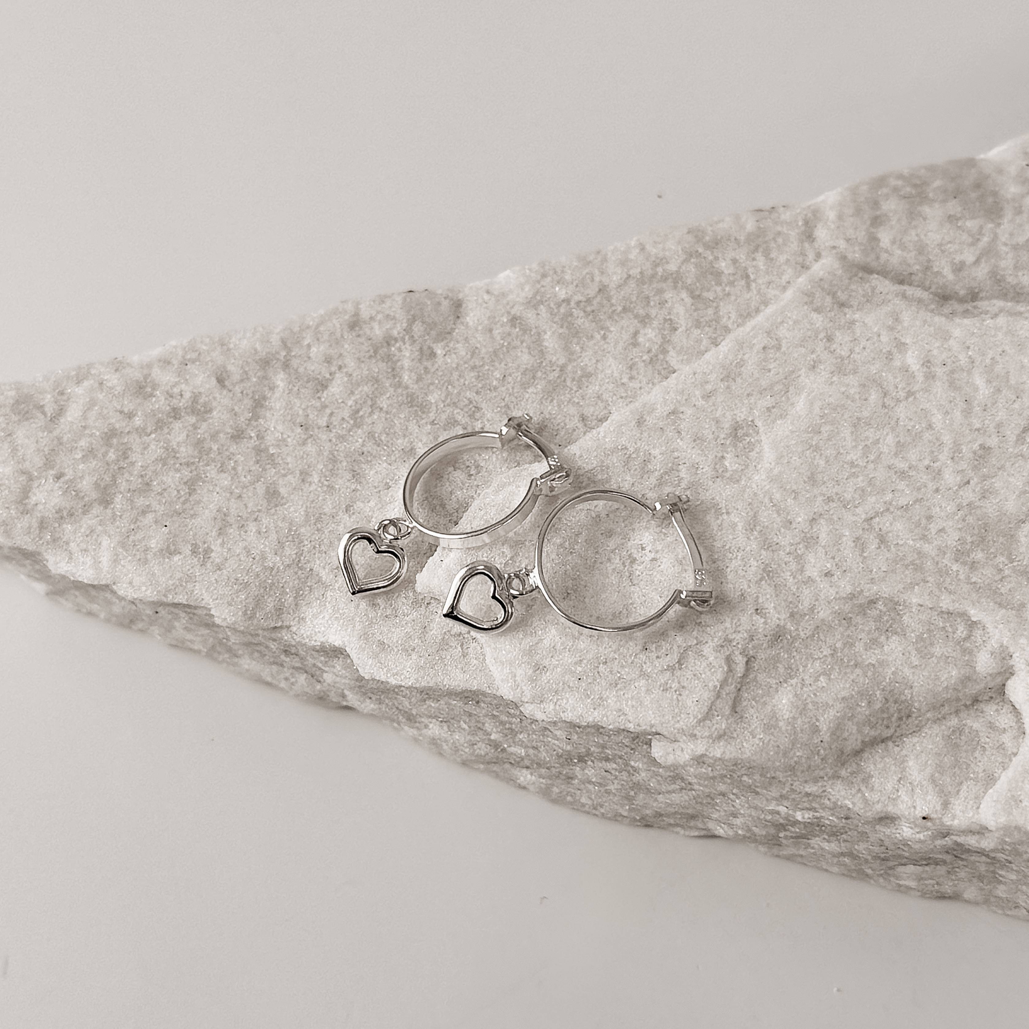 Imagem Argola 12mm trava pingente coração vazado