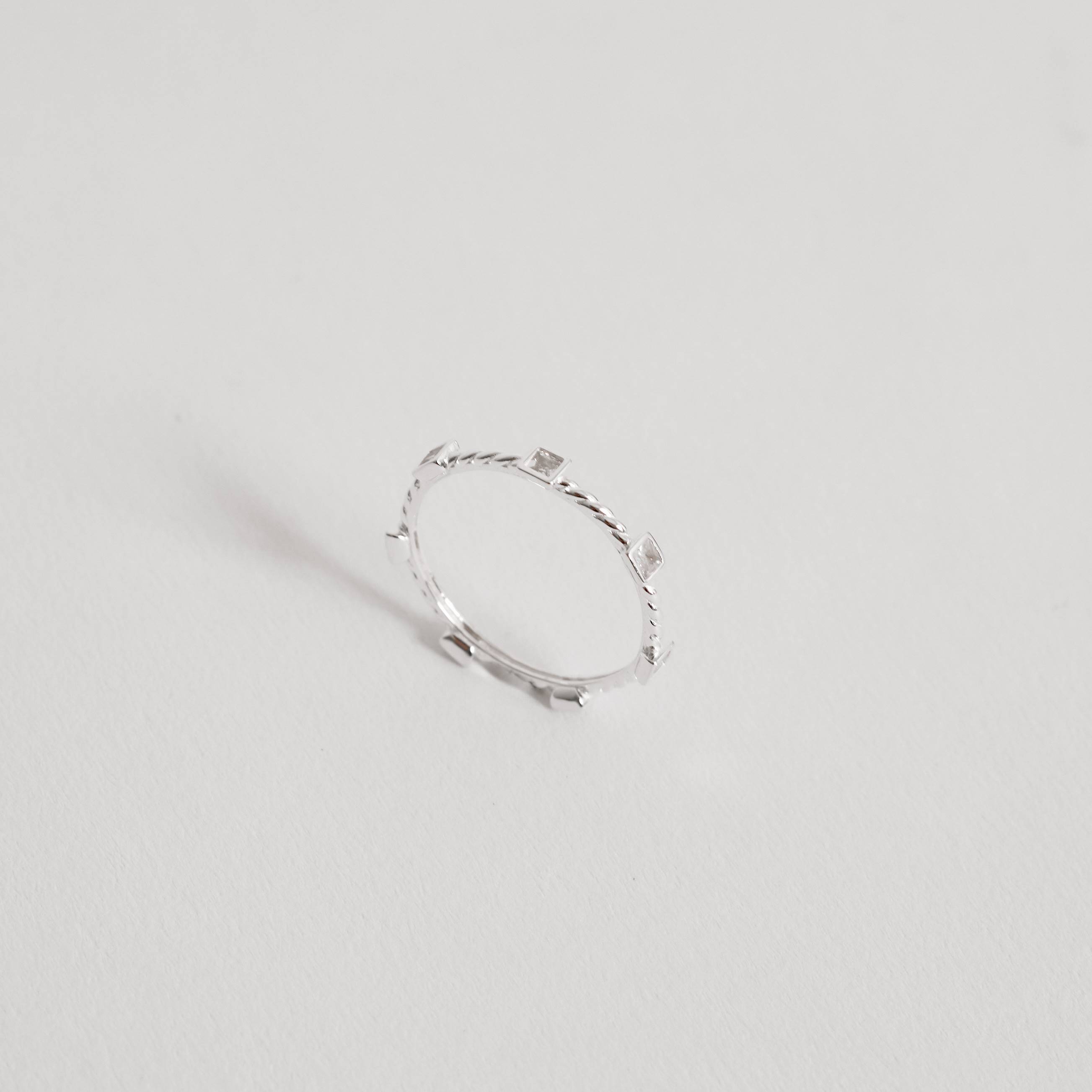 Imagem Anel torcido com zircônias quadradas