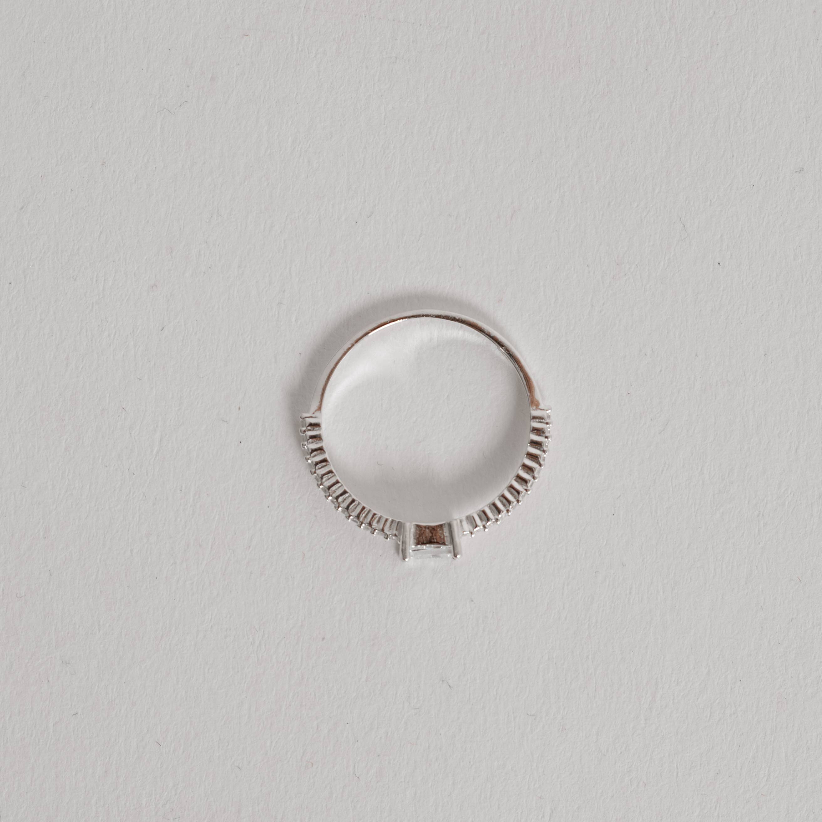 Imagem Secundária Anel meia aliança com solitário zircônia retangular 4mm