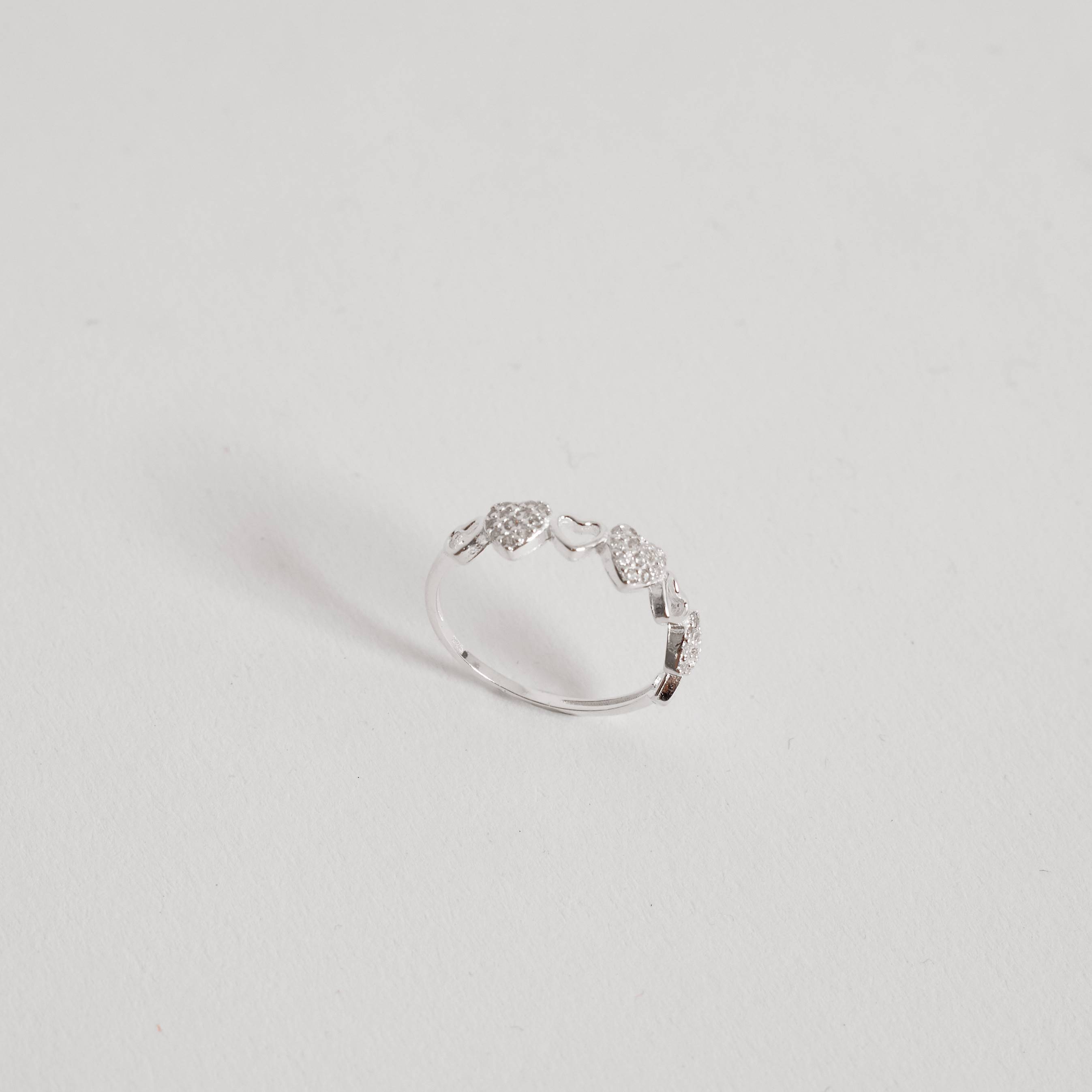 Imagem Anel entremeio corações vazados e cravejados