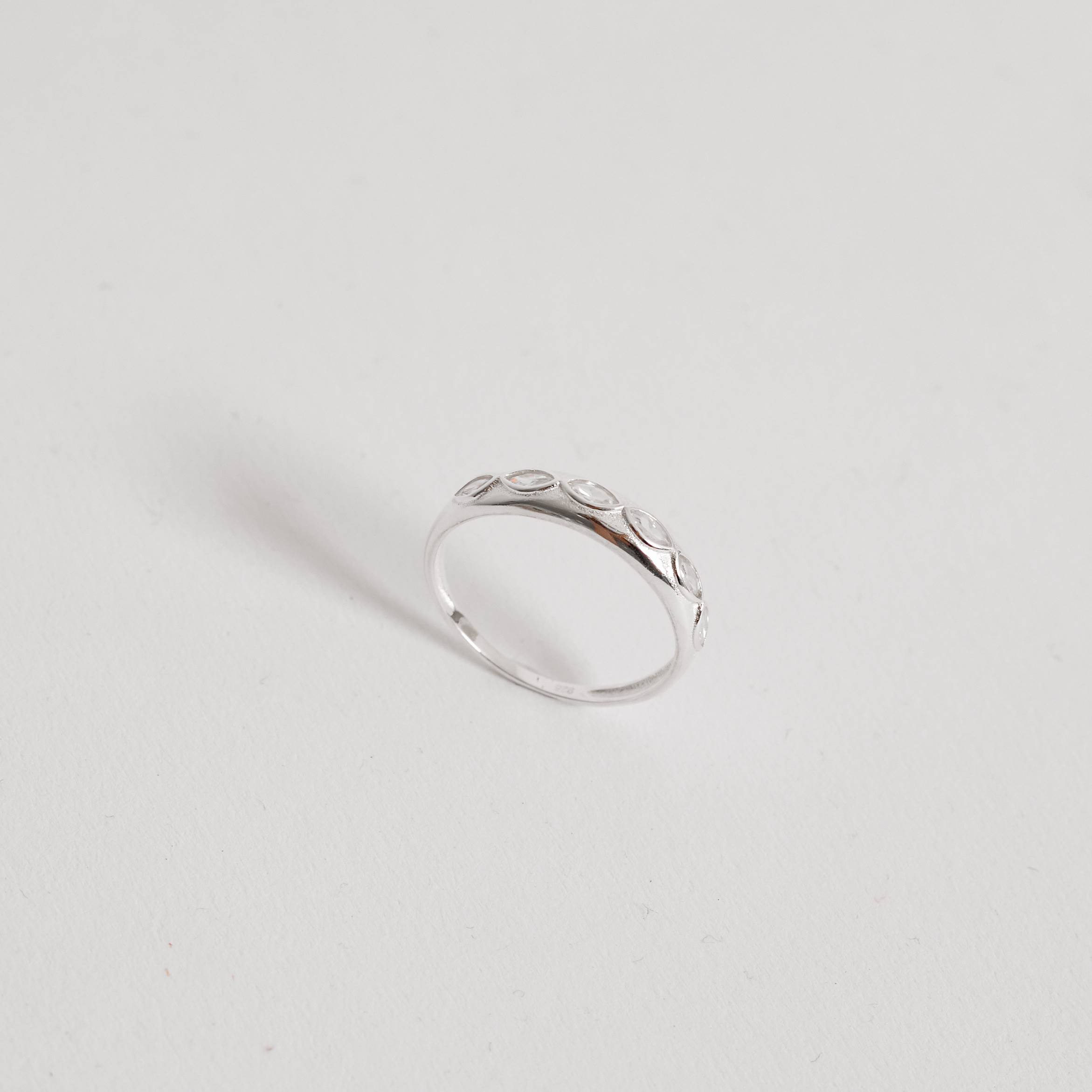 Imagem Anel cravejado de zircônias navetes