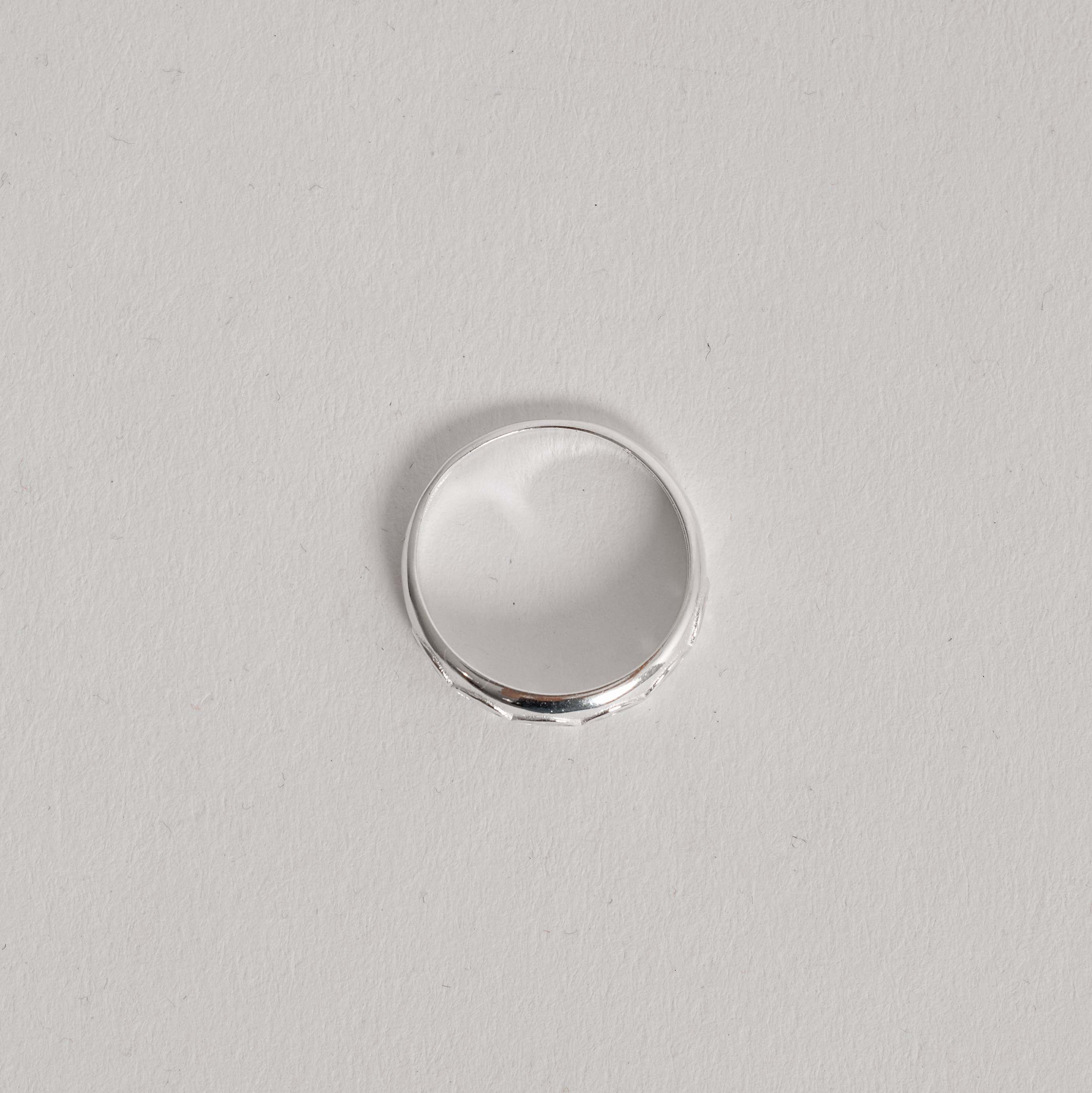 Imagem Secundária Anel cravejado de zircônias navetes