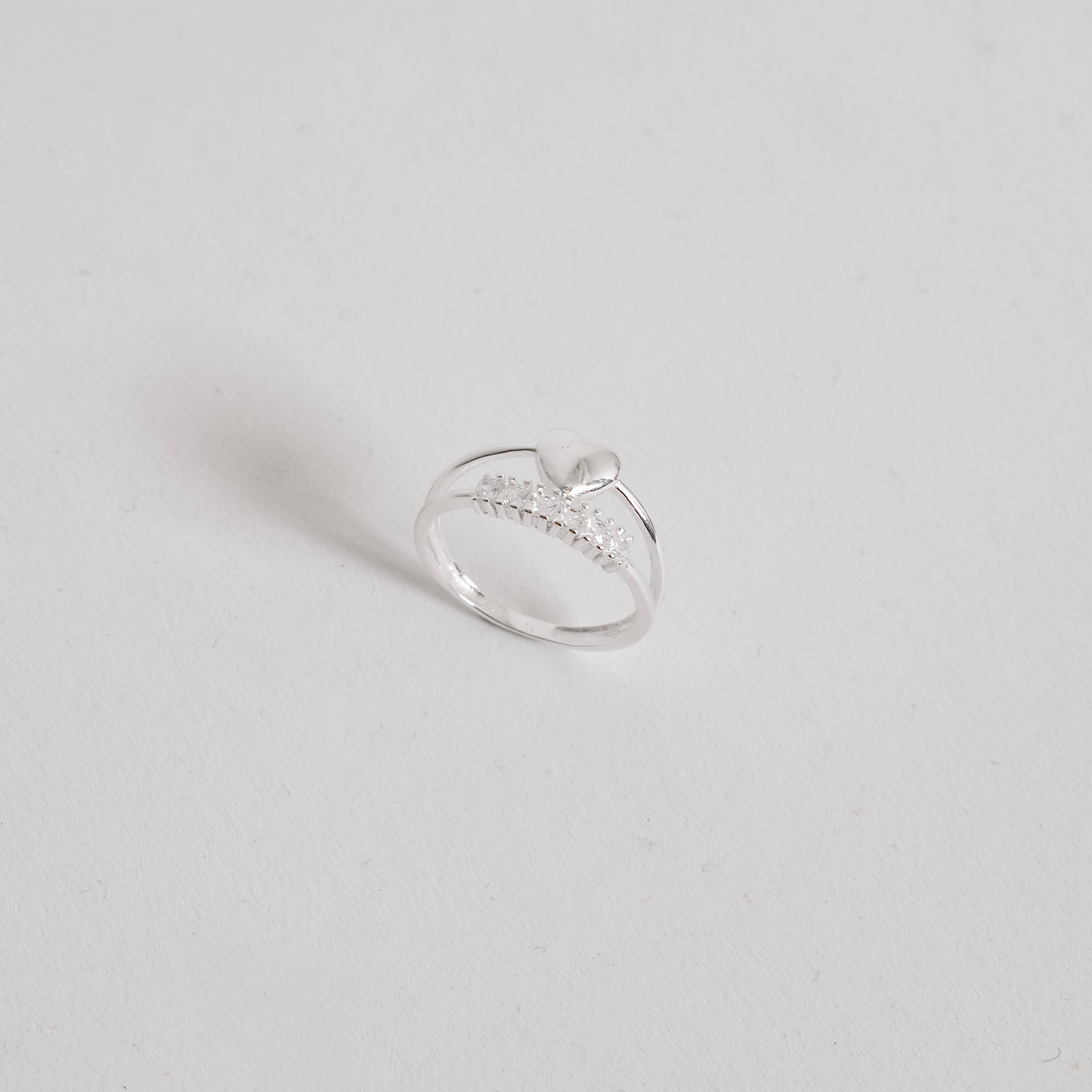 Imagem Secundária Anel fio duplo coração com zircônias quadrada