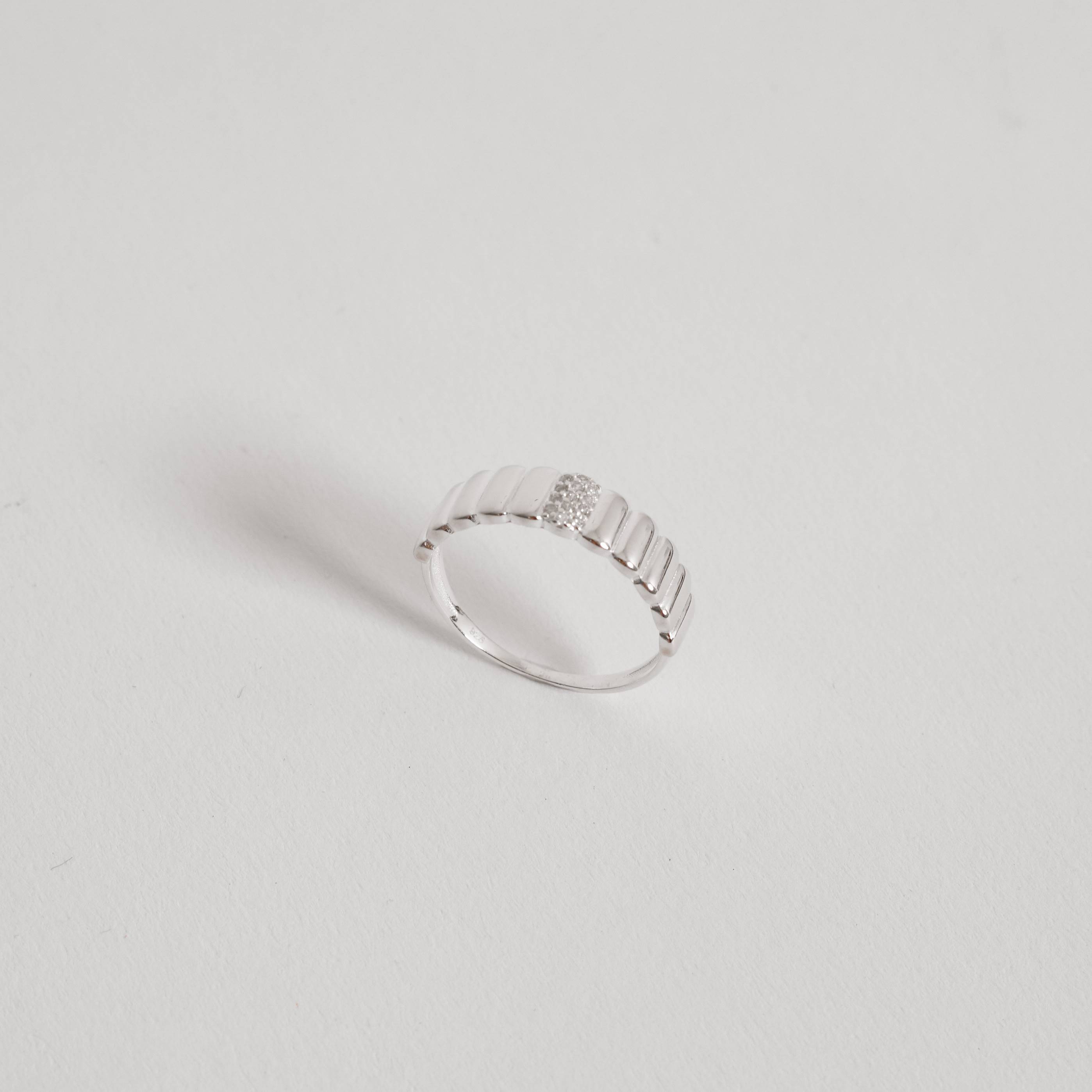 Imagem Anel largo riscado com detalhe cravejado