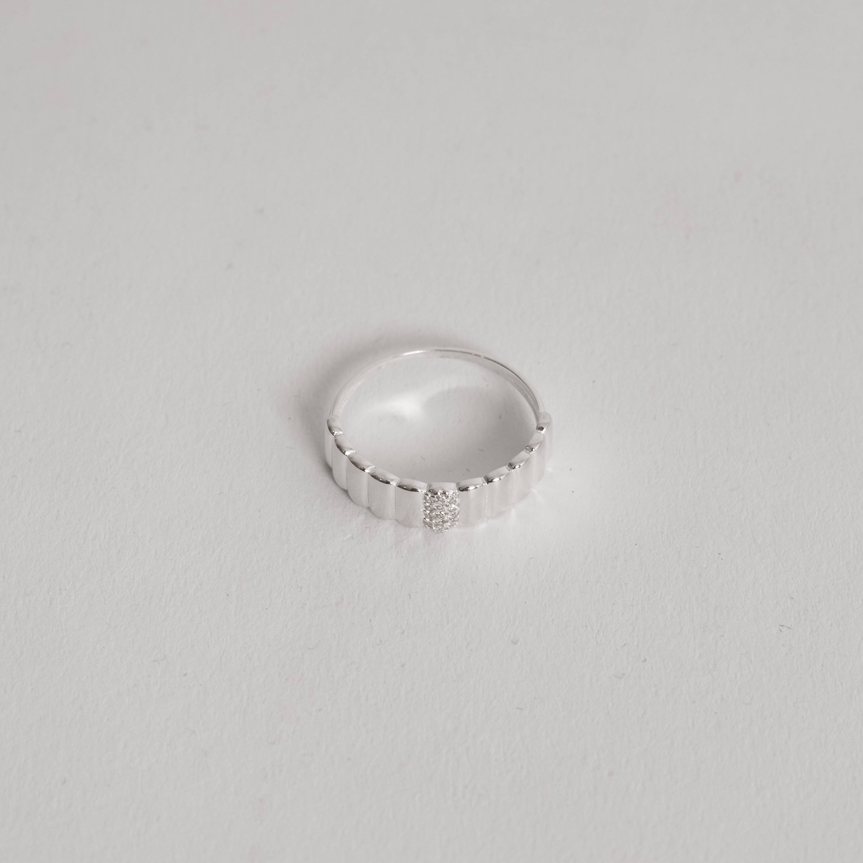 Imagem Secundária Anel largo riscado com detalhe cravejado