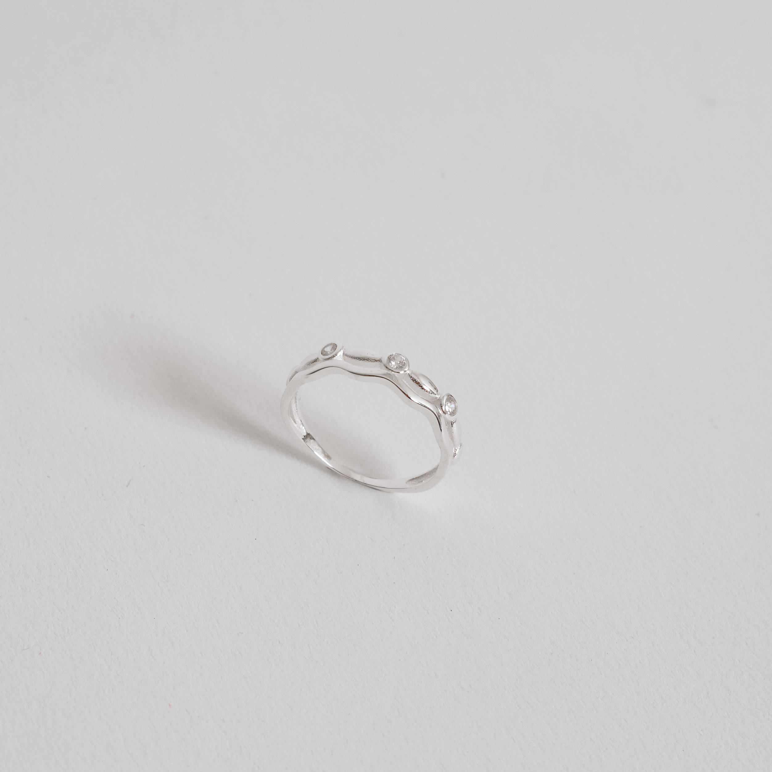 Imagem Anel fio duplo ondulado com bolinhas, navetes e zircônias