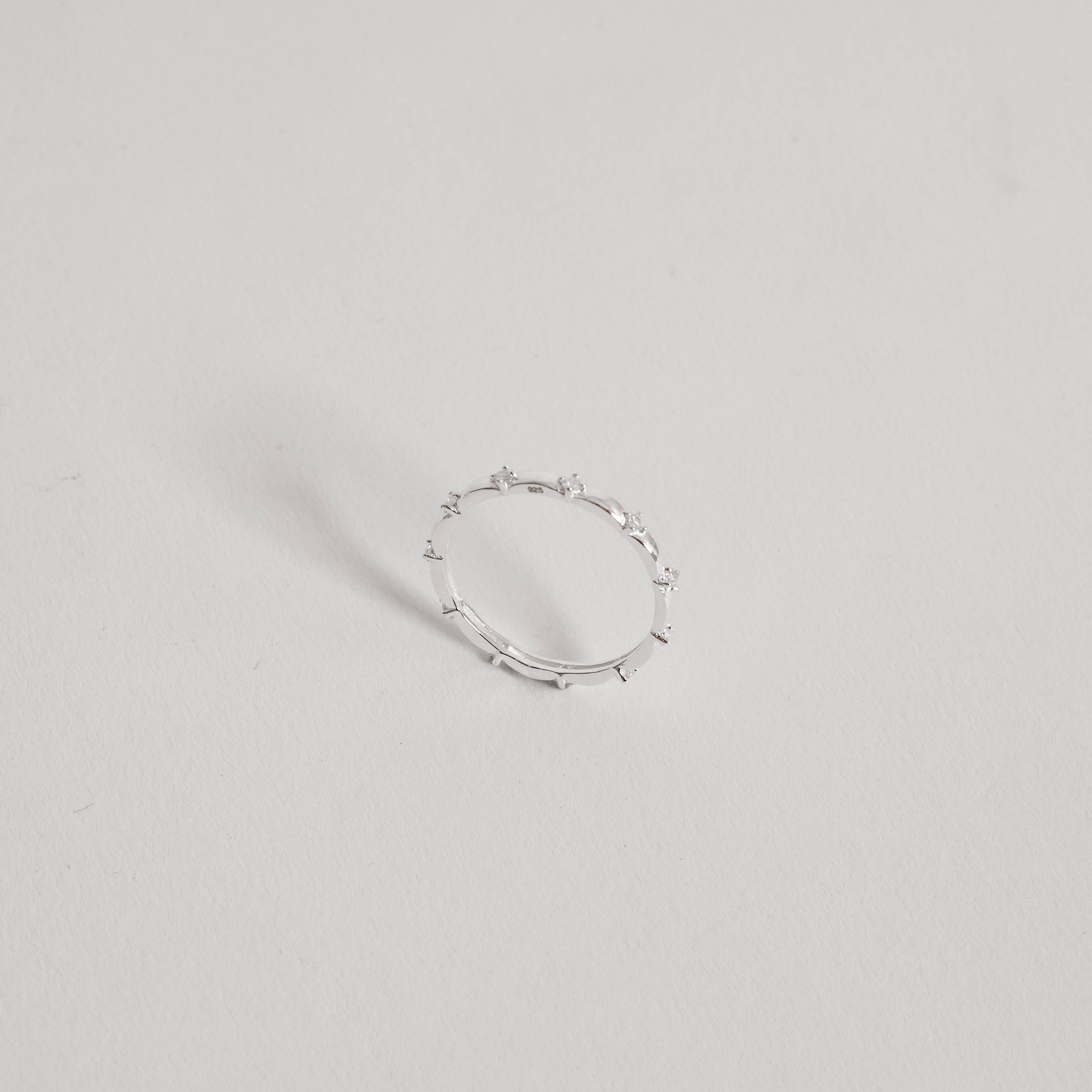 Imagem Anel aliança com zircônias cristal