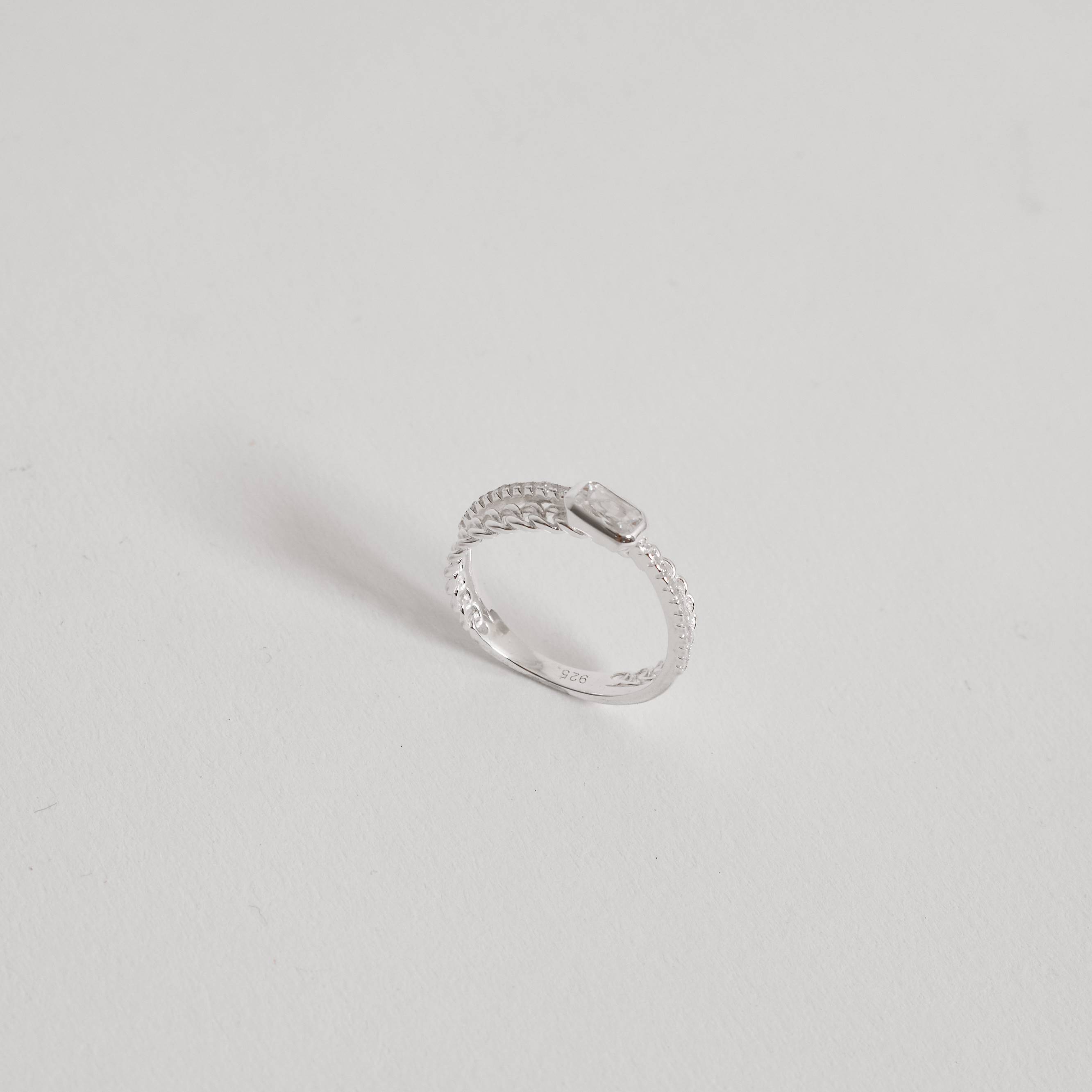 Imagem Anel X meia aliança com solitário e corrente 