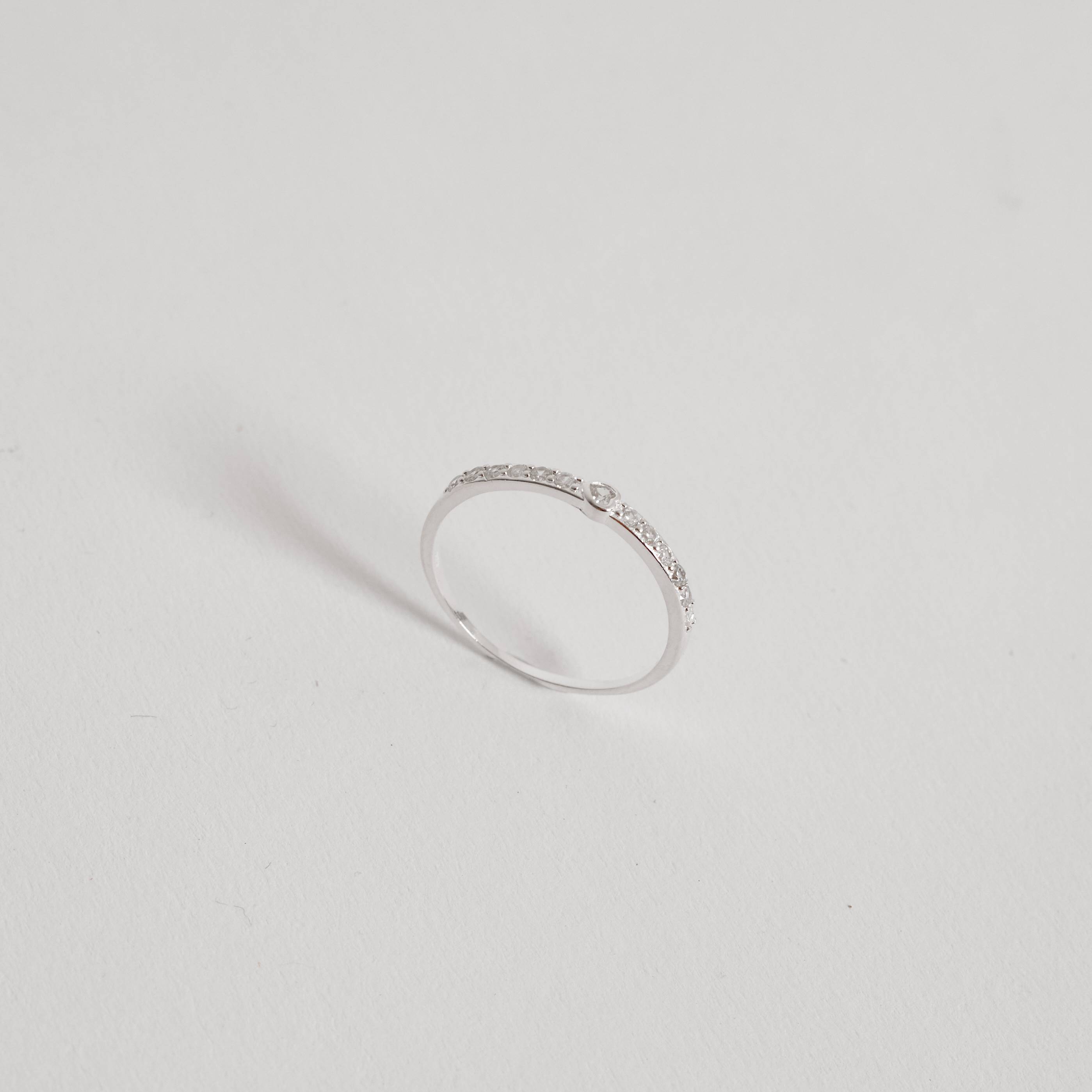 Imagem Anel meia aliança com zircônia coração