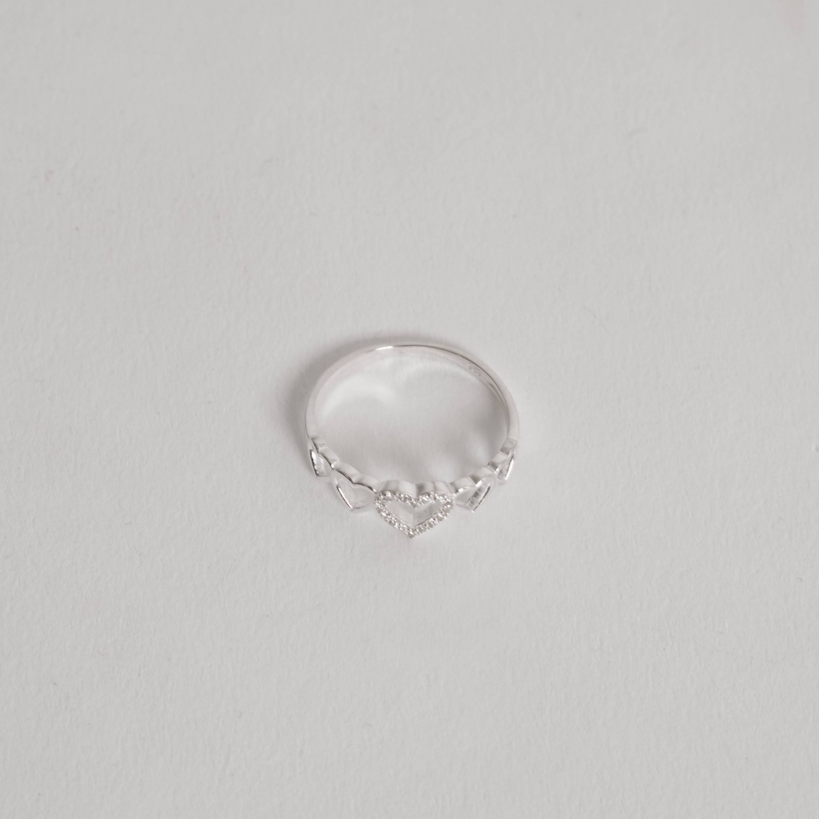 Imagem Secundária Anel corações vazados com cravejado