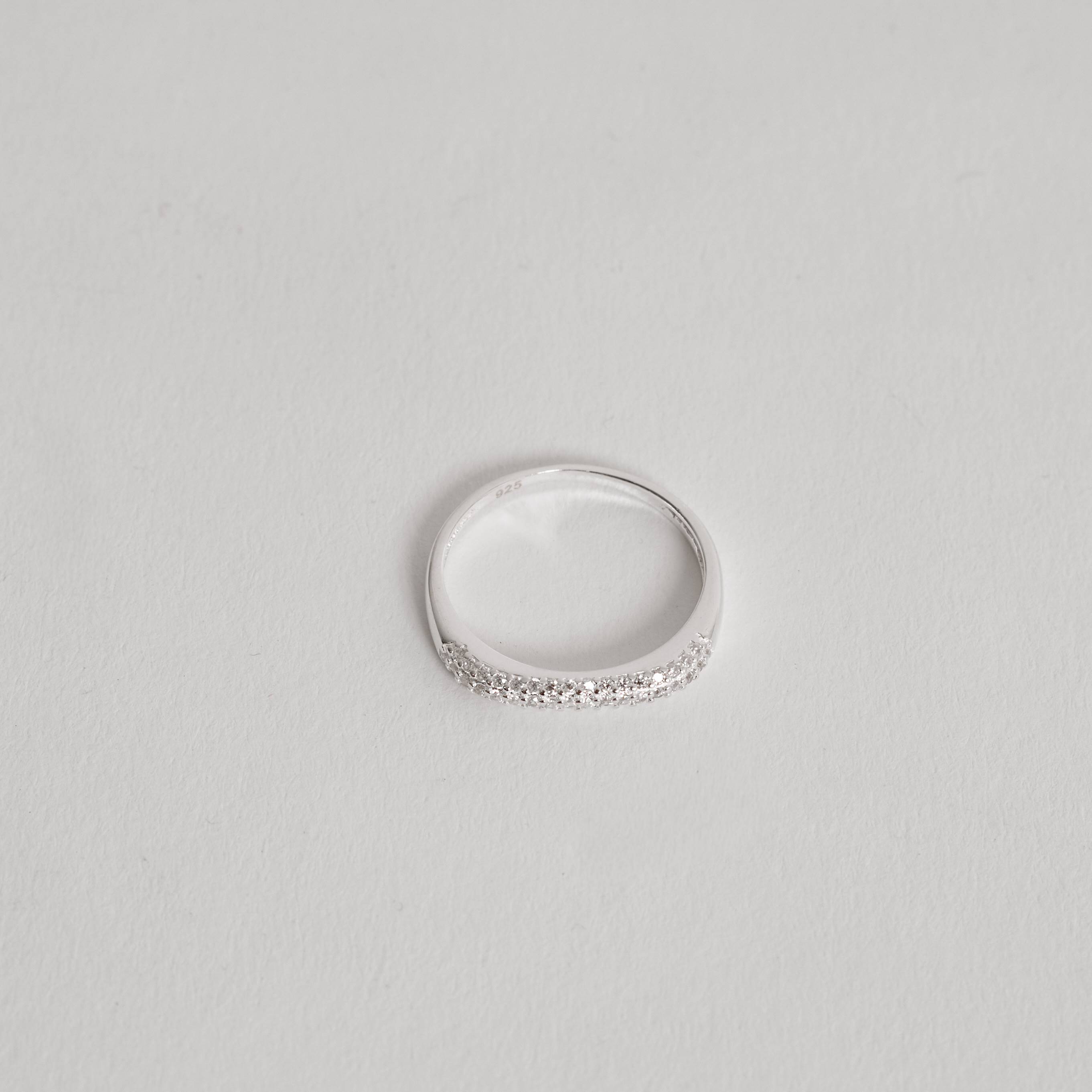 Imagem Secundária Anel reto com triplo cravejado