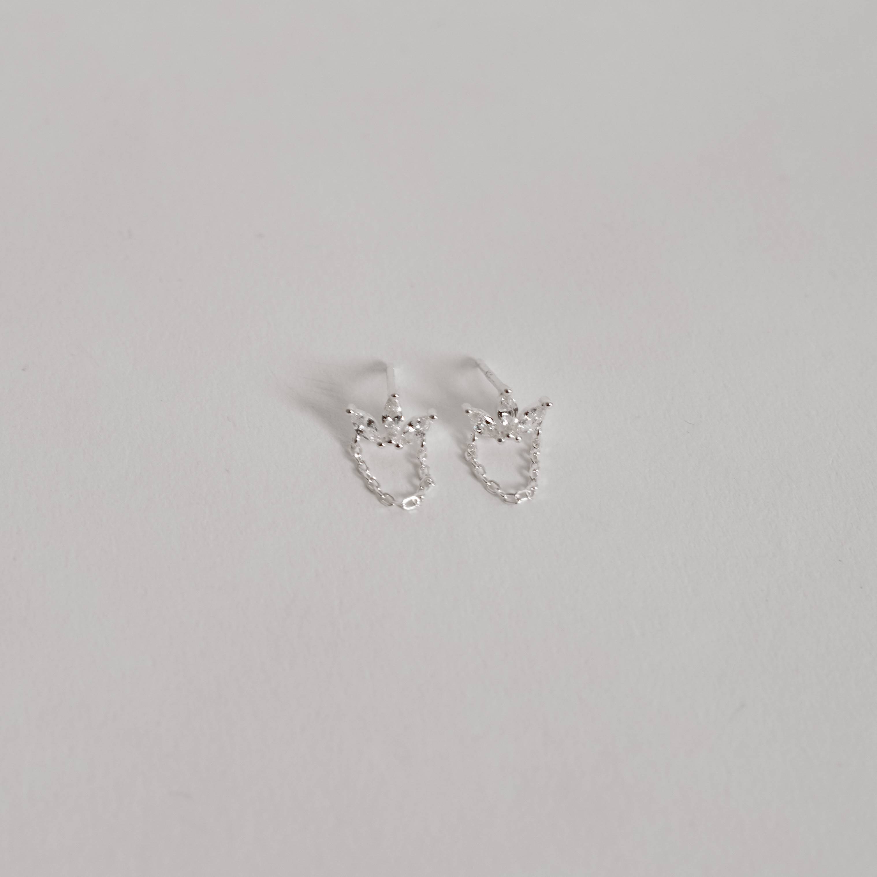 Imagem Secundária Brinco 3 zircônias navetes com corrente 9mm