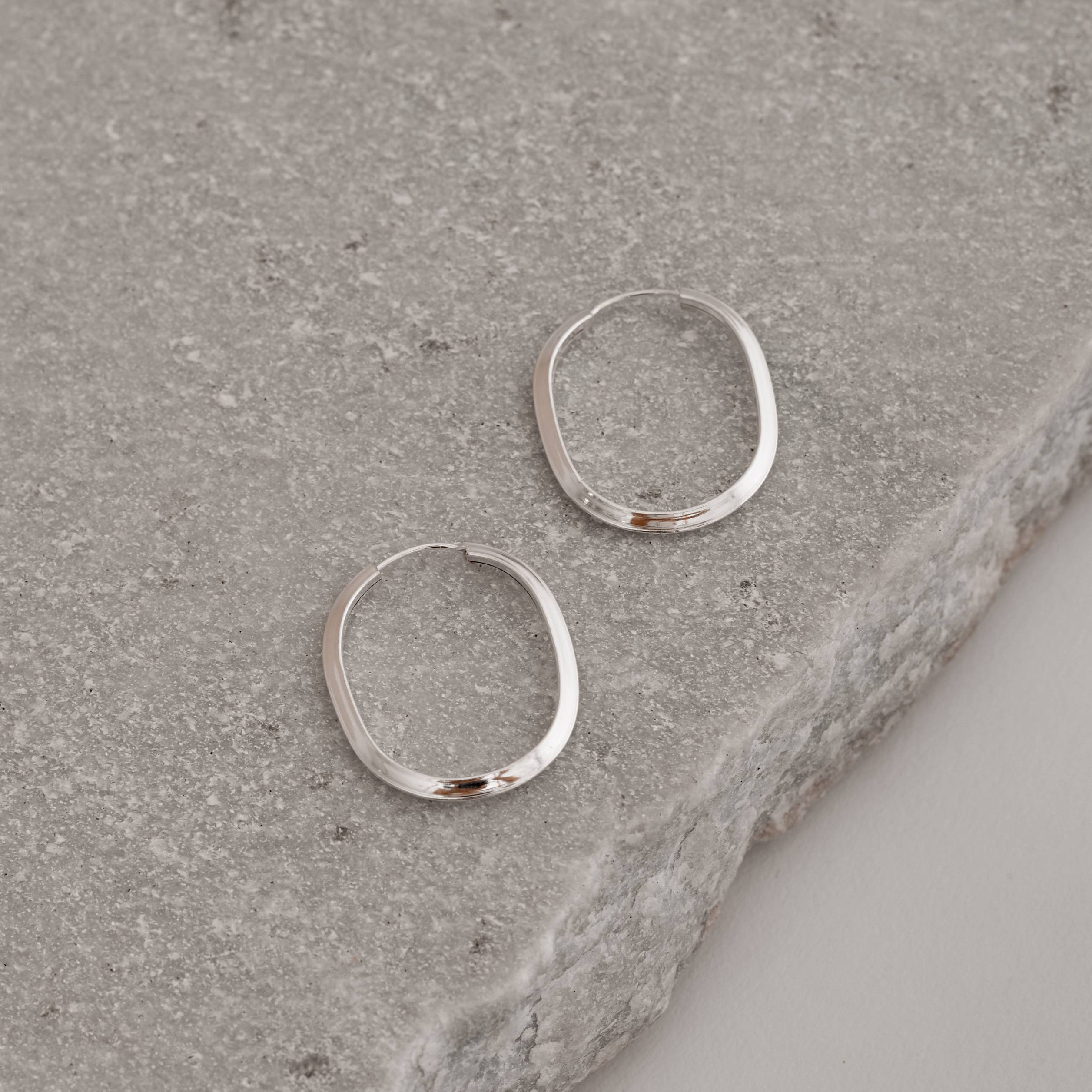 Imagem Argola oval 25x21mm fio triângulo