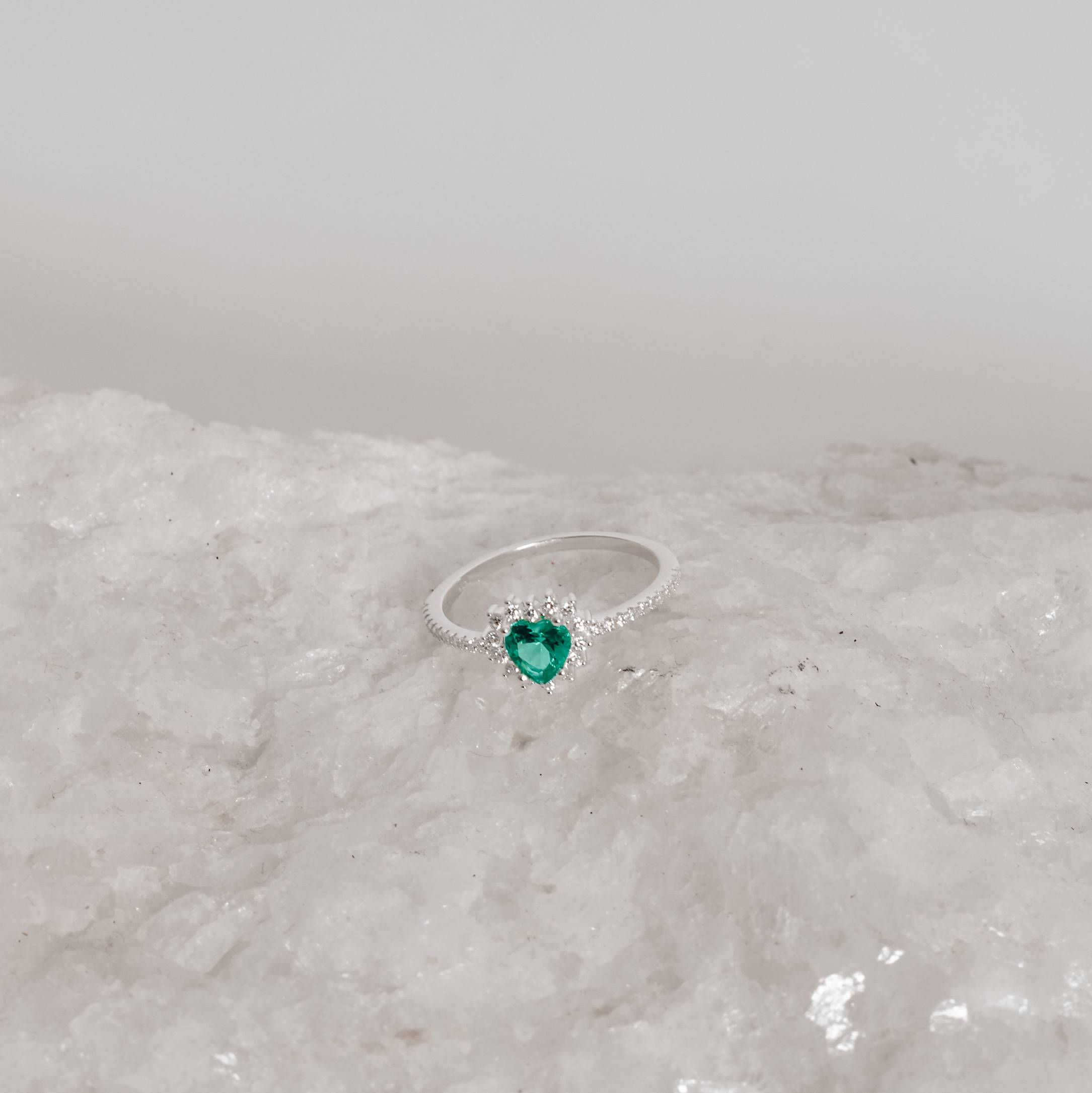 Imagem Anel meia aliança com zircônia coração turmalina