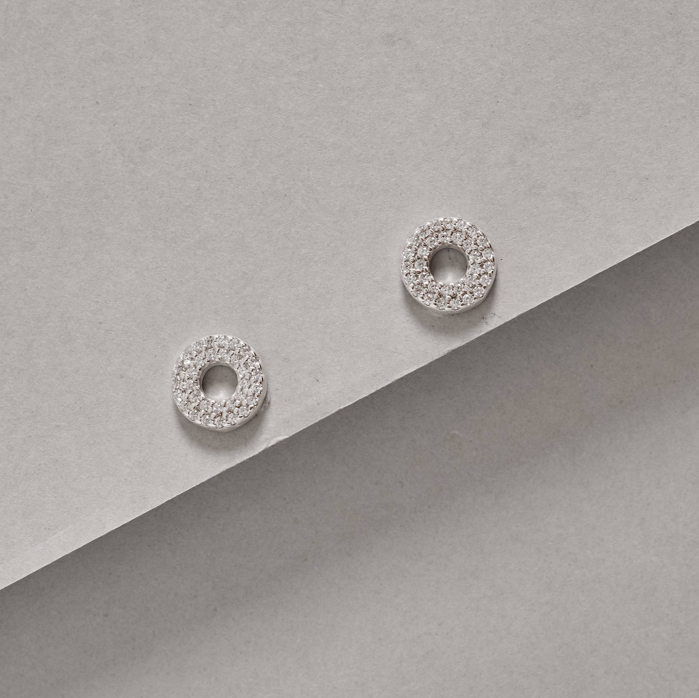 Imagem Secundária Brinco círculo vazado com duplo cravejado 10mm