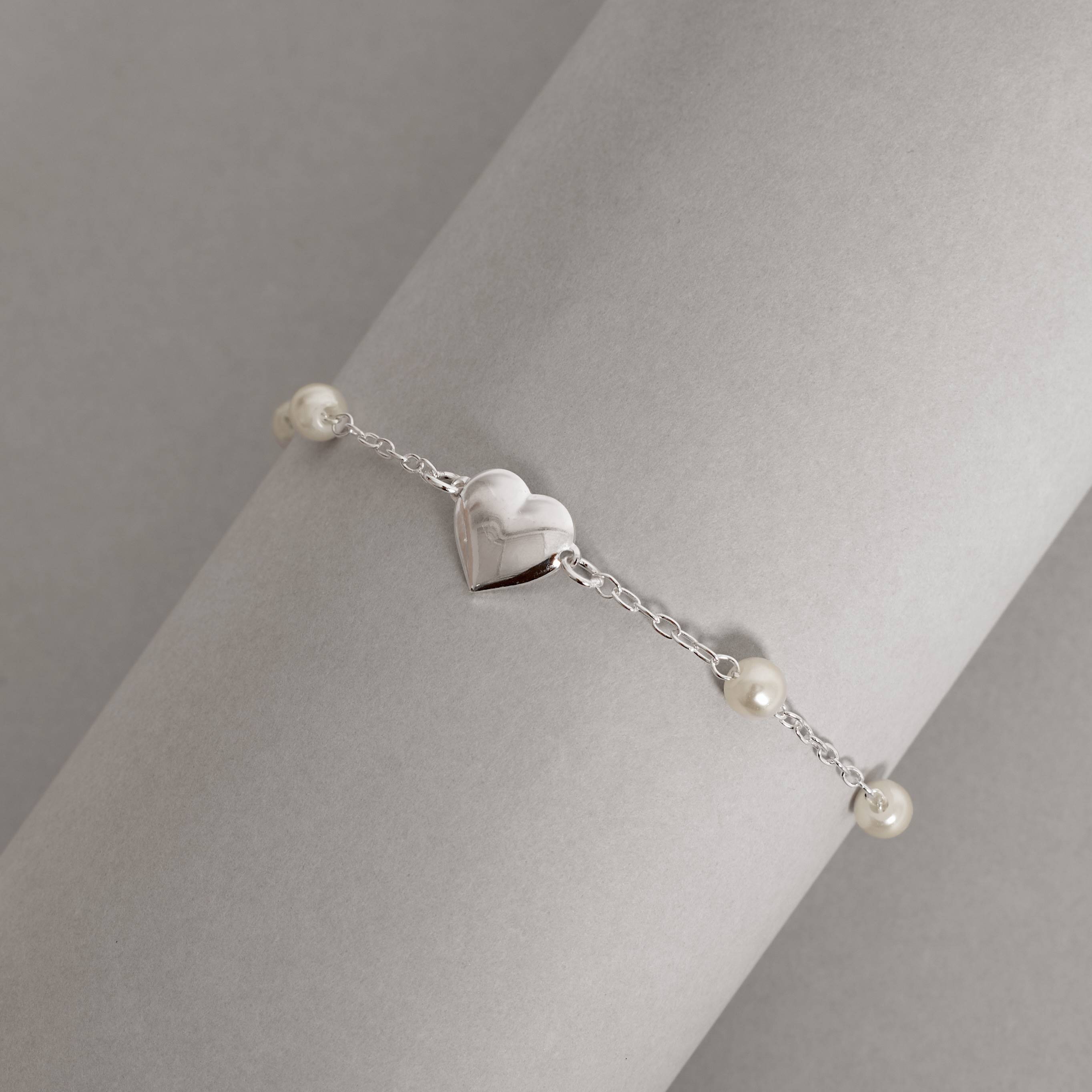 Imagem Pulseira entremeios pérolas 5mm e coração 10mm corrente cadeado 18cm com alongadora